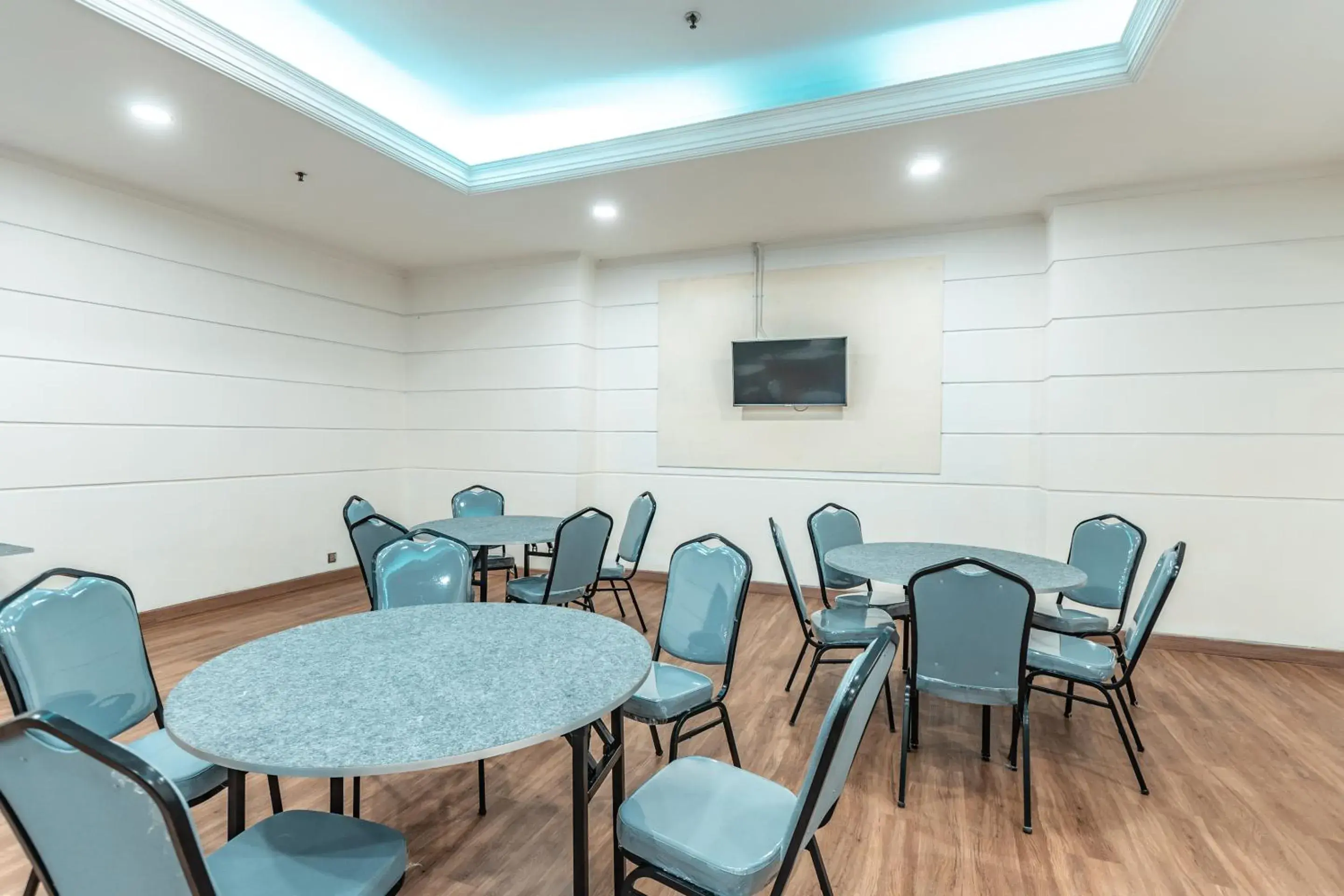 Meeting/conference room in OYO Townhouse 2 Hotel Gunung Sahari