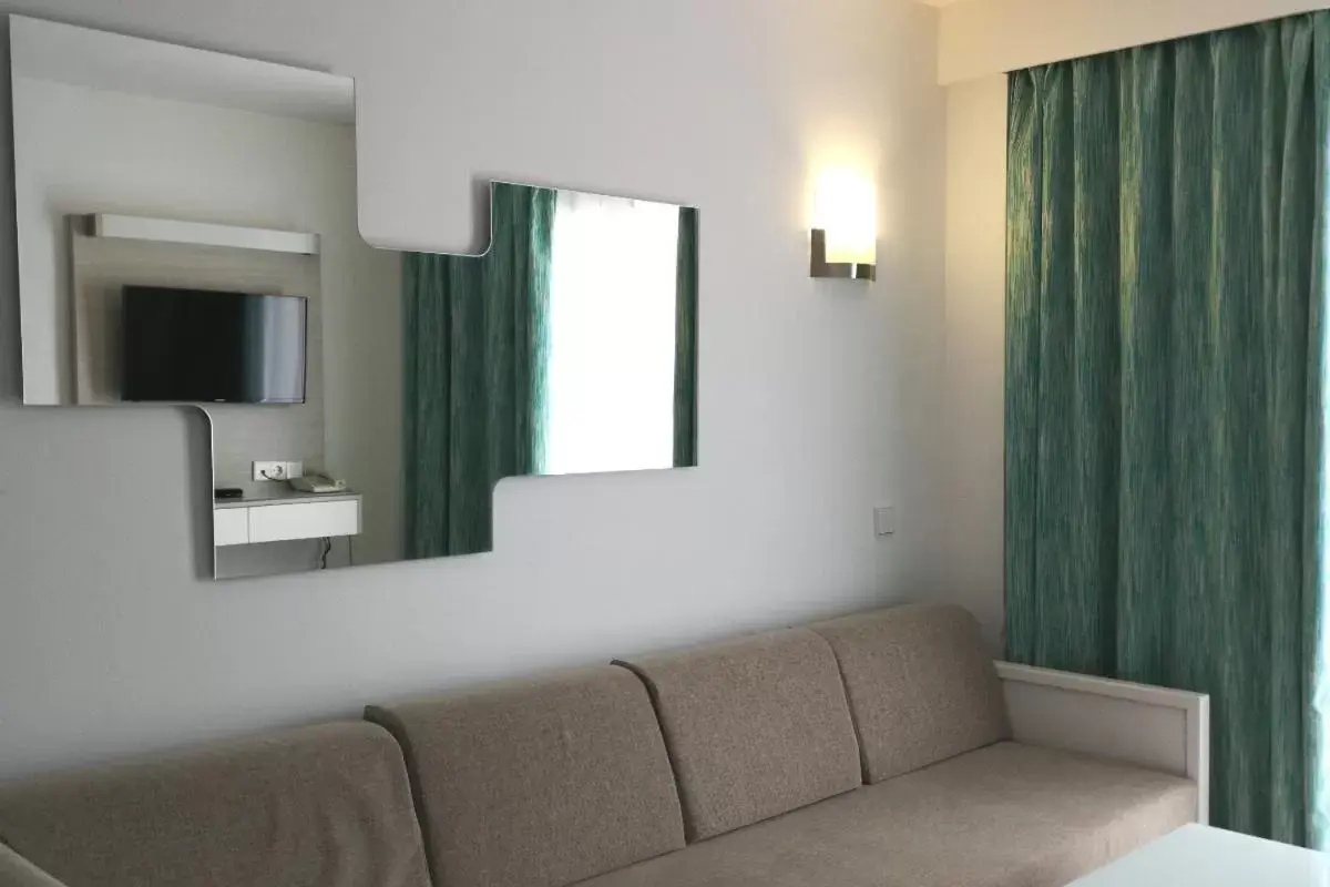 Communal lounge/ TV room, Seating Area in Diamant Hotel & Aparthotel