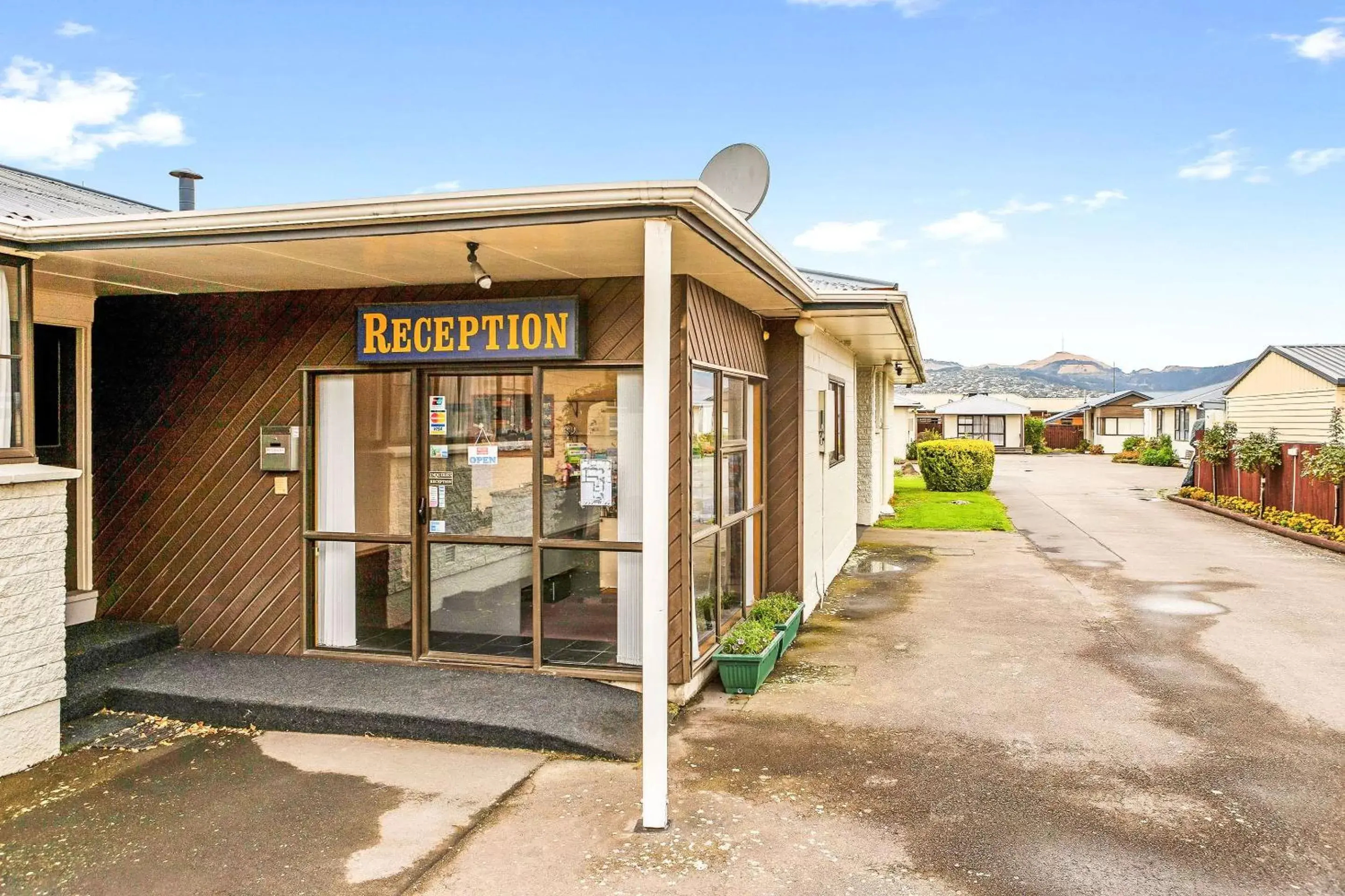 Property building in Econo Lodge Canterbury Court Motel