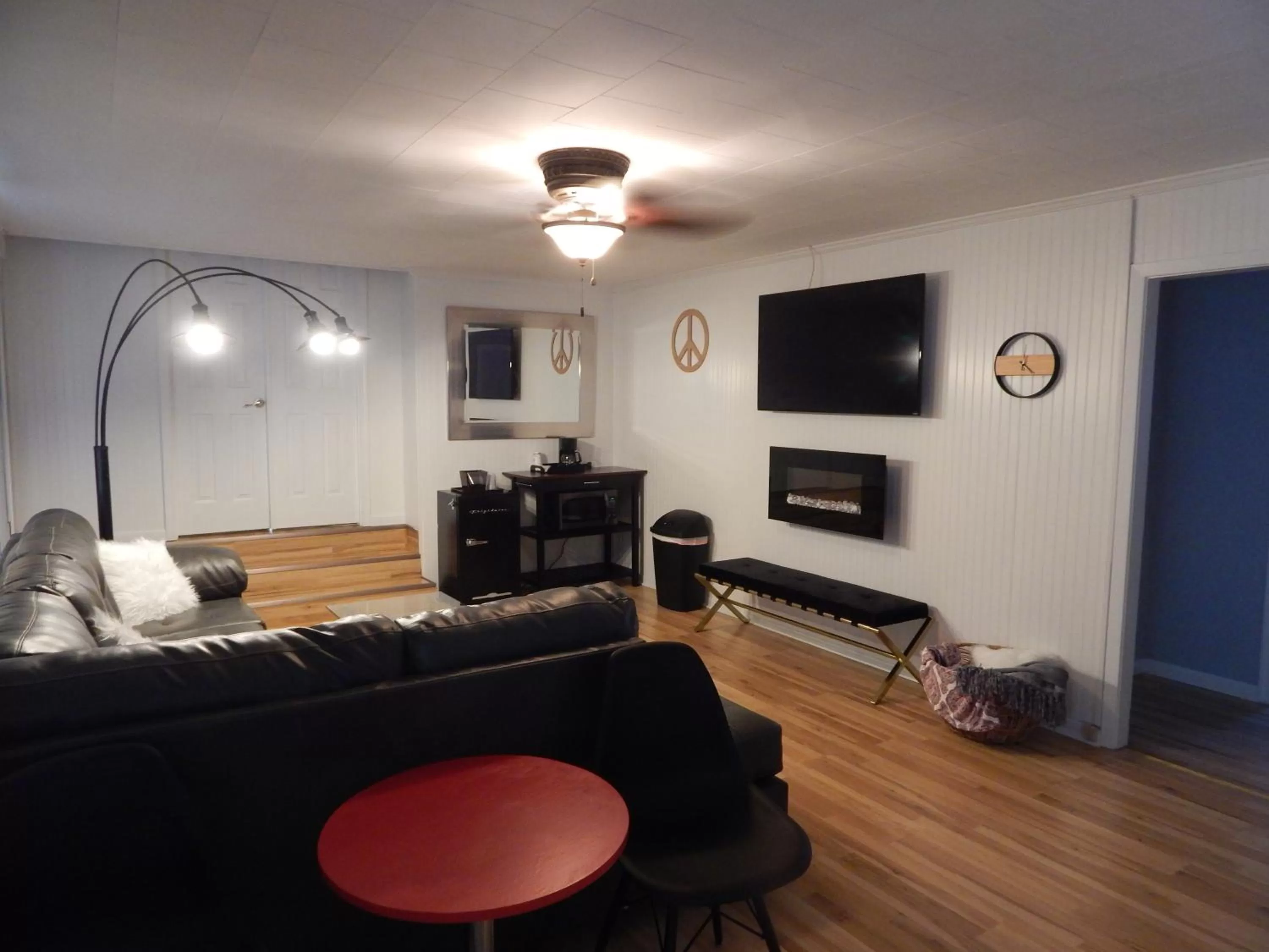 Living room in Sunset Motel