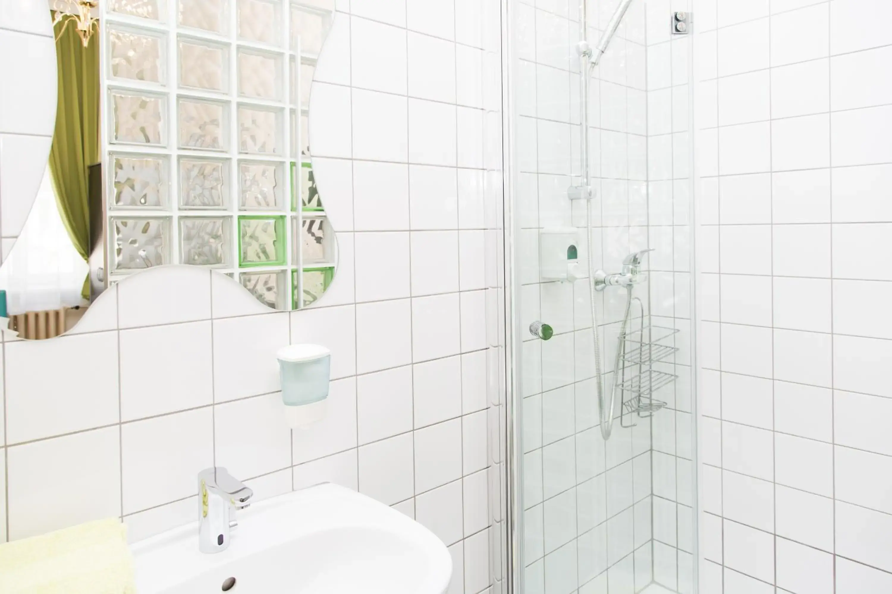 Shower, Bathroom in Hotel Odeon