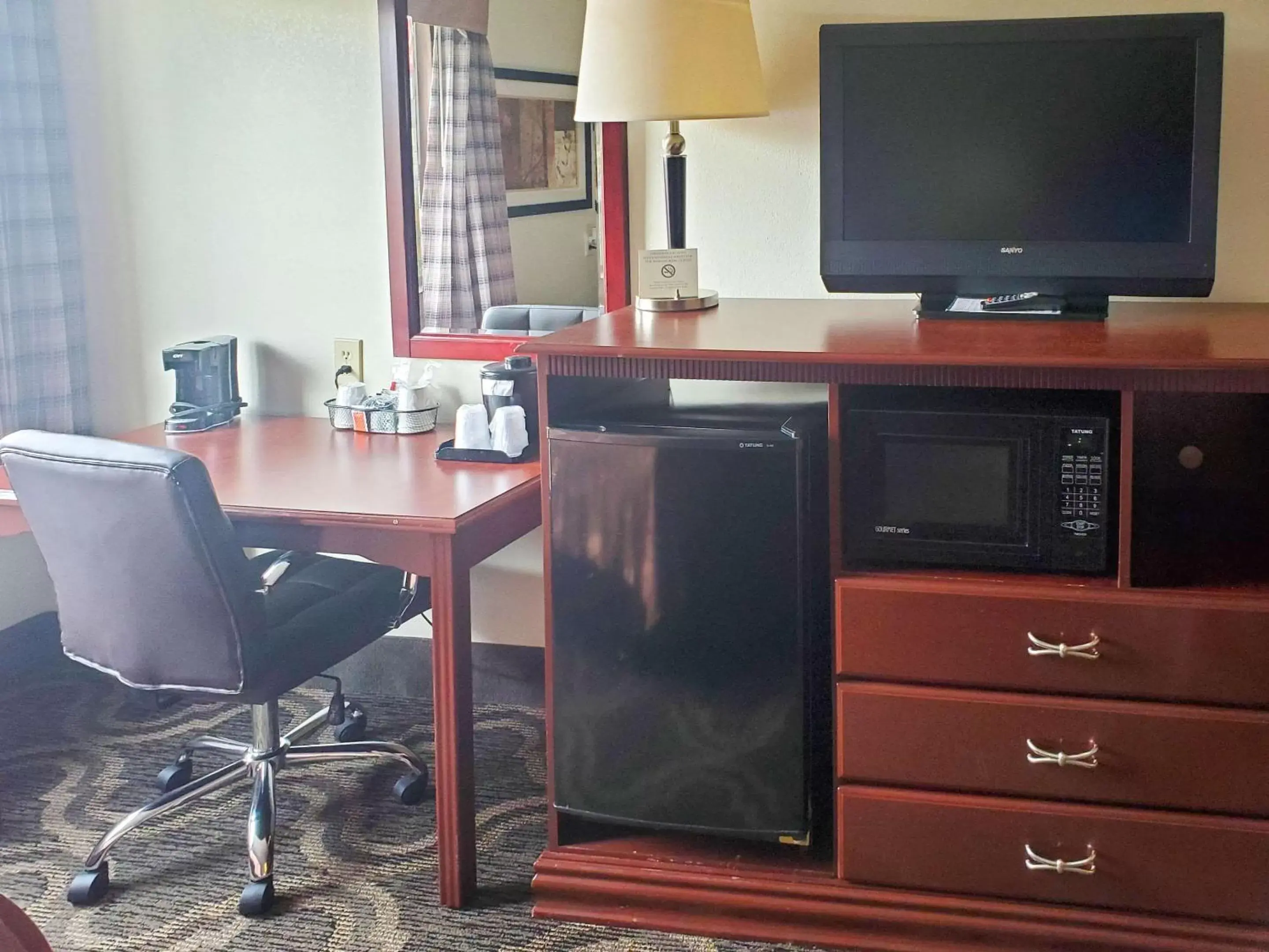 Photo of the whole room, TV/Entertainment Center in Quality Inn Prattville I-65