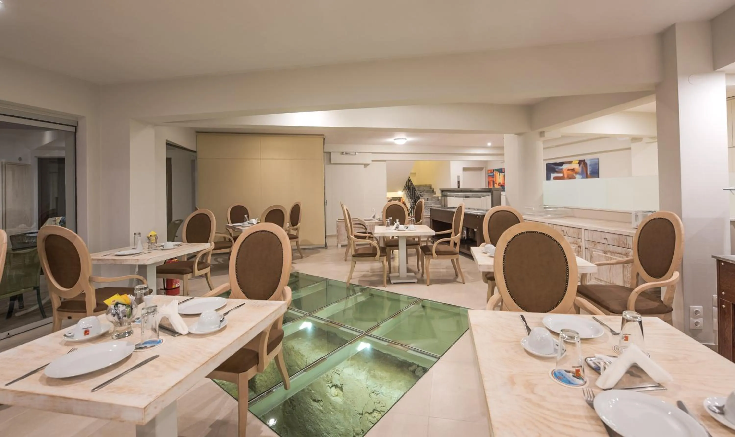 Restaurant/places to eat in Artemis Hotel Apartments