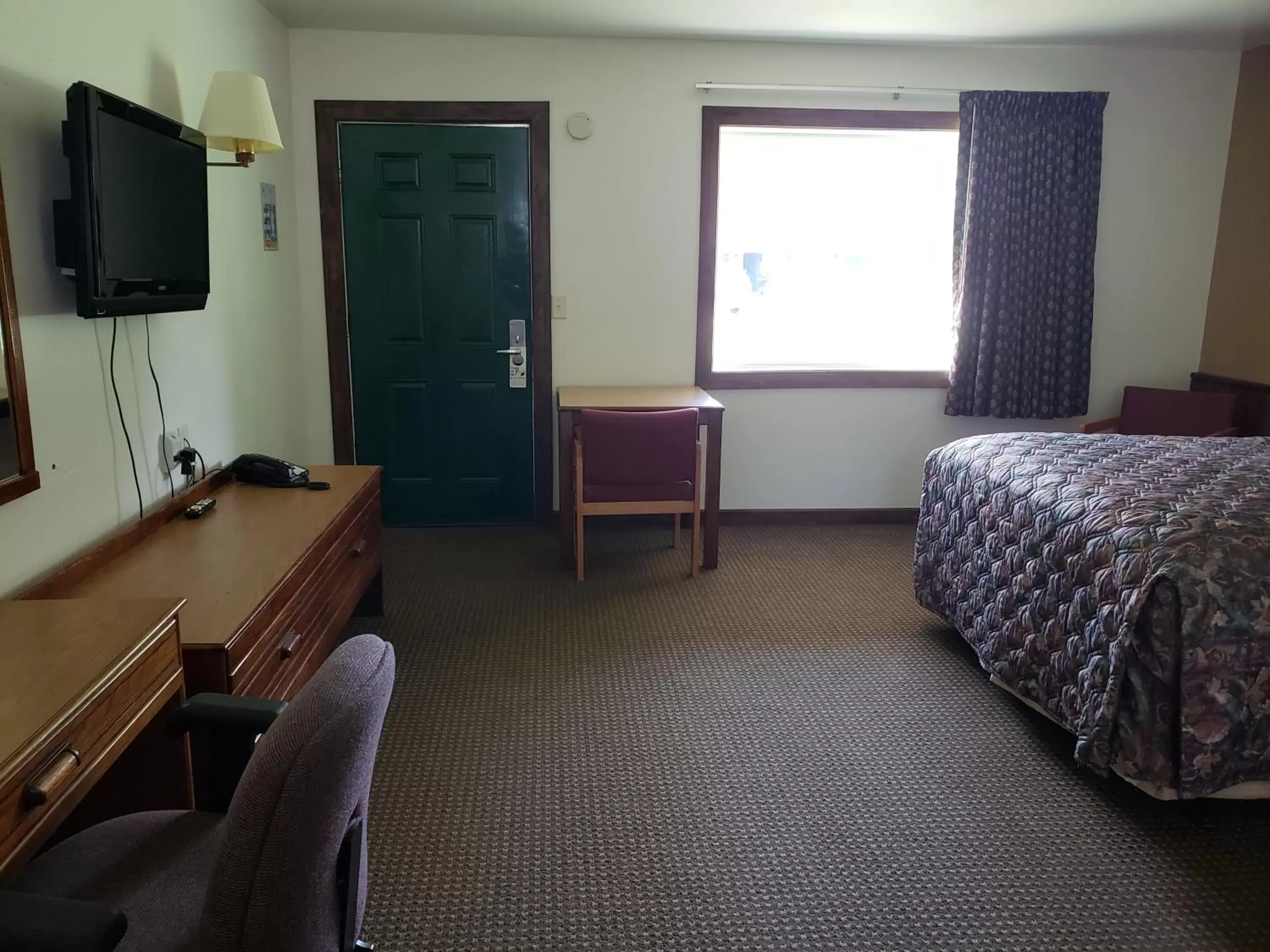 Bedroom, Bed in Spinning Wheel Motel