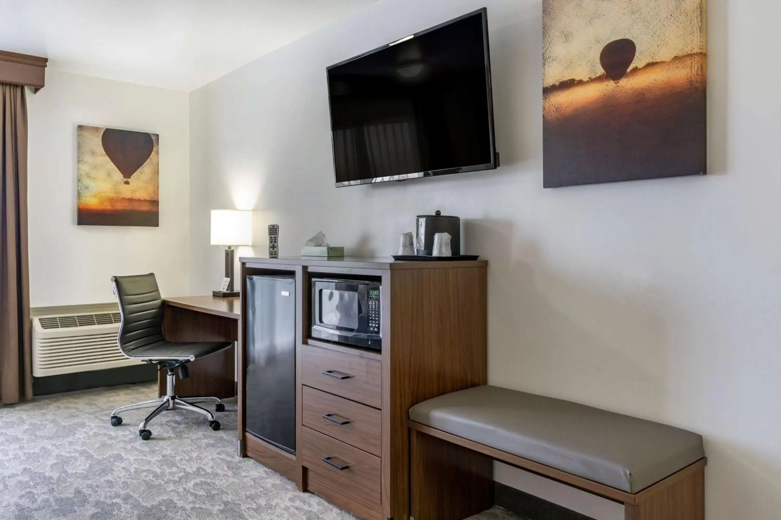 TV and multimedia, TV/Entertainment Center in Best Western PLUS Lake Front Hotel