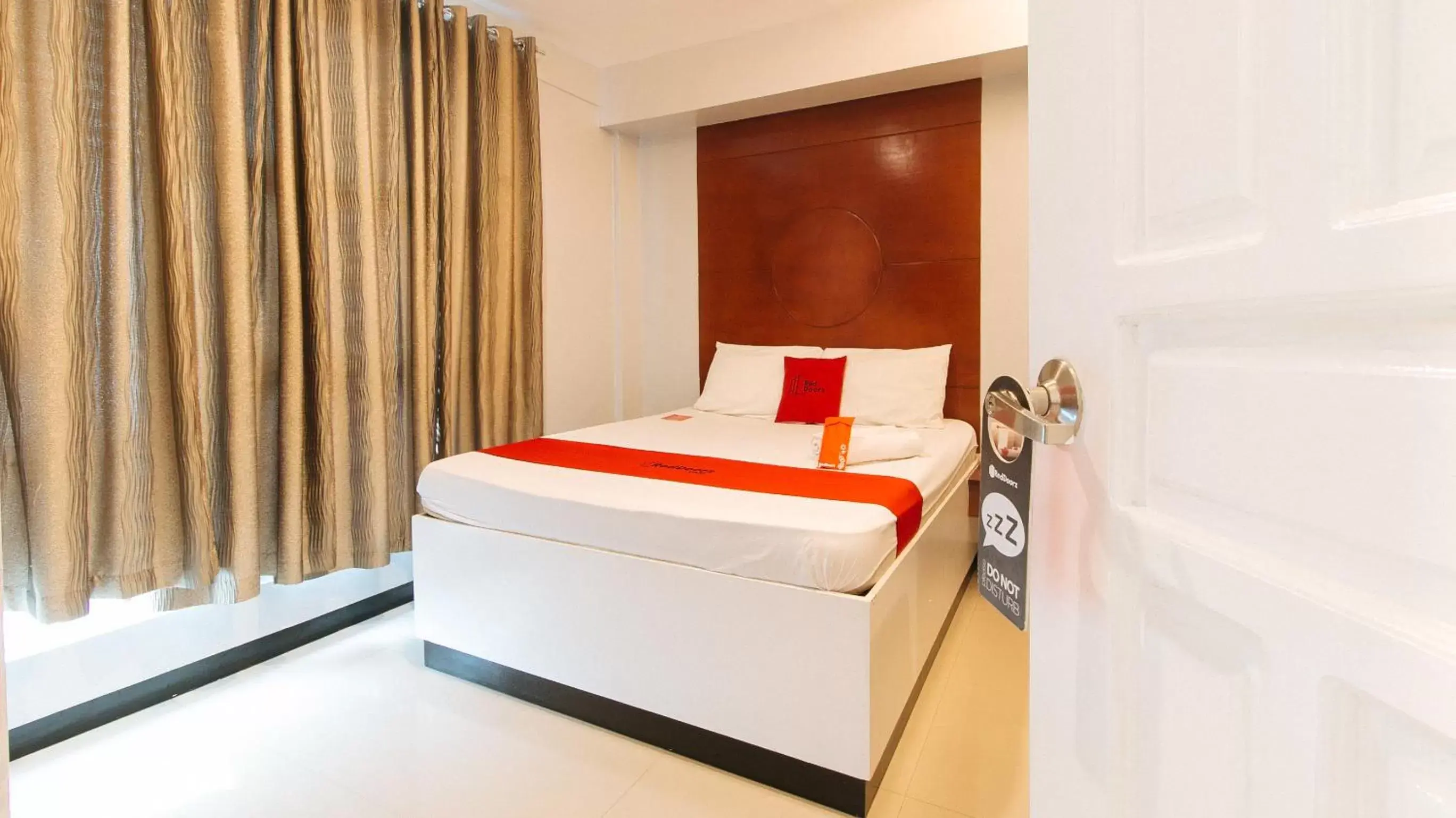 Bedroom, Bed in RedDoorz near Bambang Station