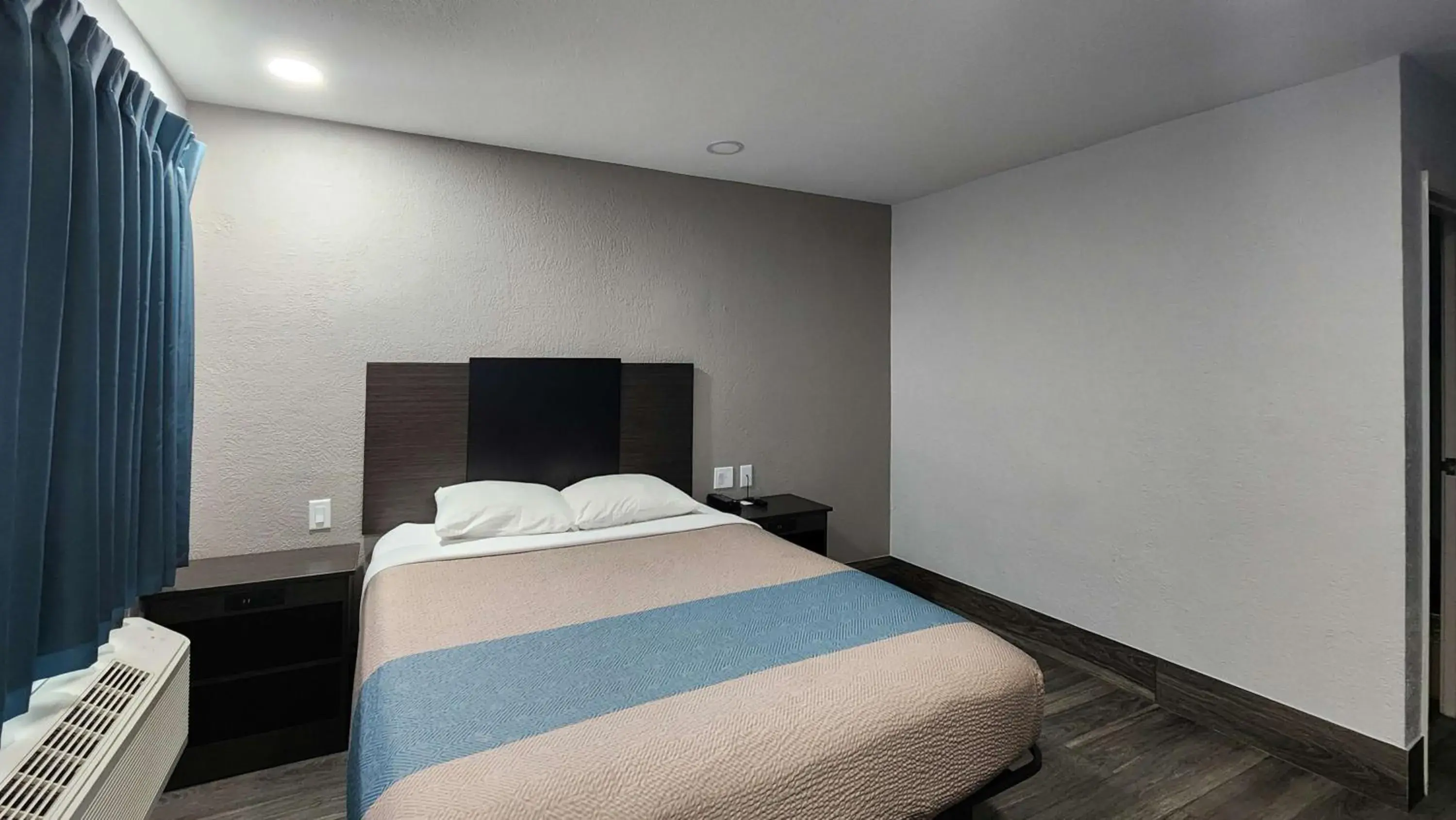 Bedroom, Bed in Motel 6-Galveston, TX