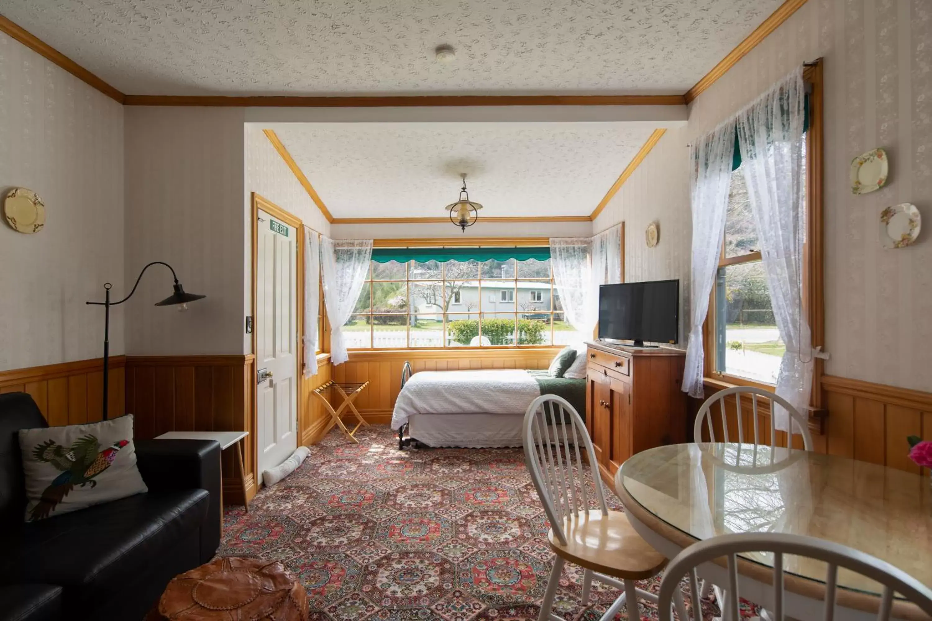 Seating Area in Settlers Cottage Motel