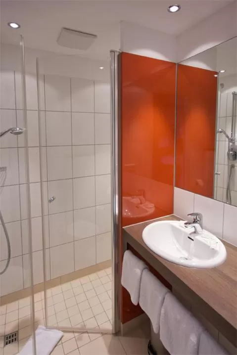 Bathroom in iQ-Hotel Ulm