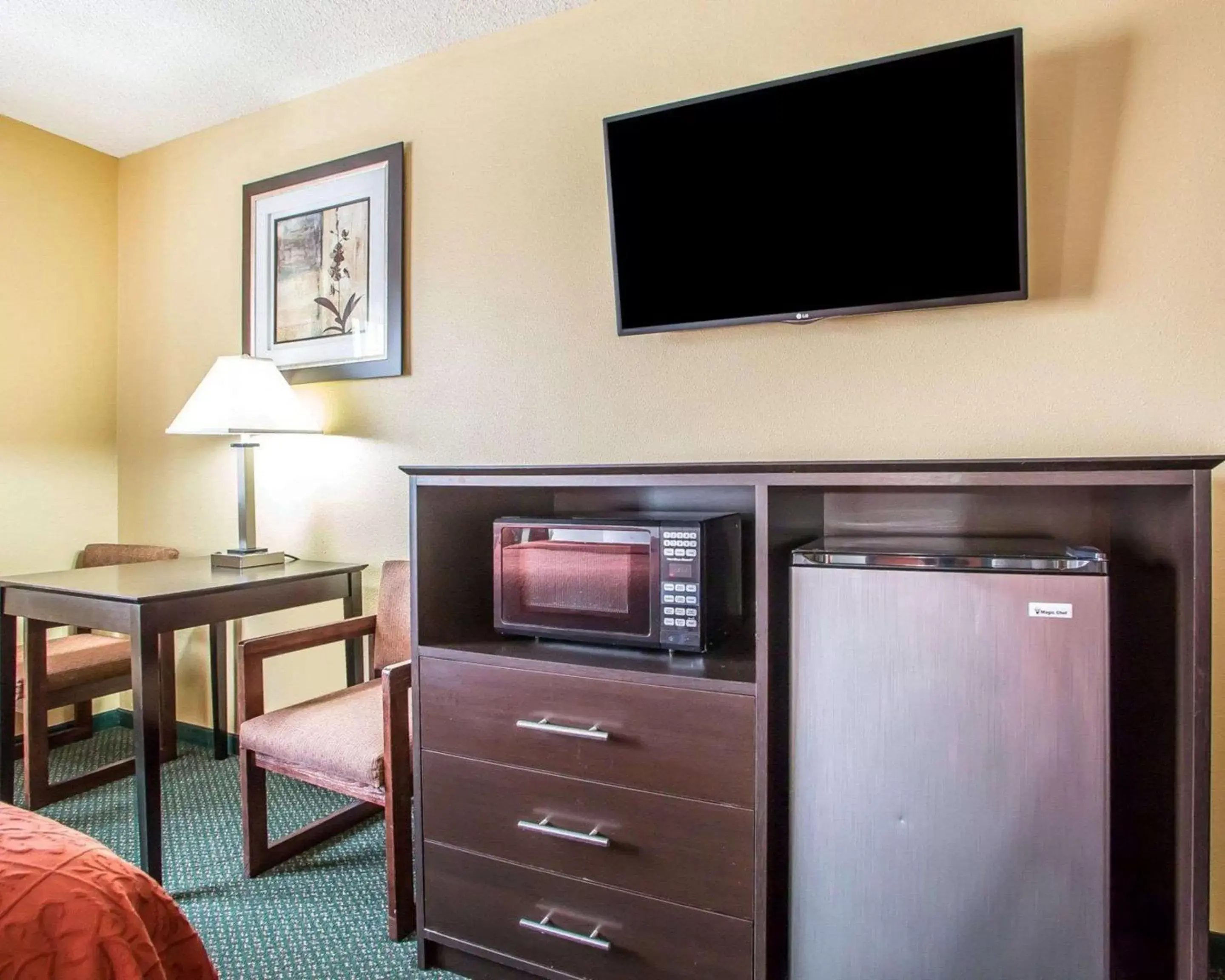 Photo of the whole room, TV/Entertainment Center in Quality Inn Morton at I-74