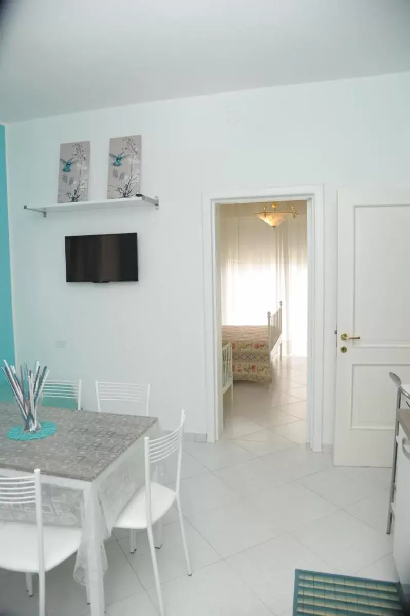 Kitchen or kitchenette, Dining Area in B&B Mediterranea Sea House