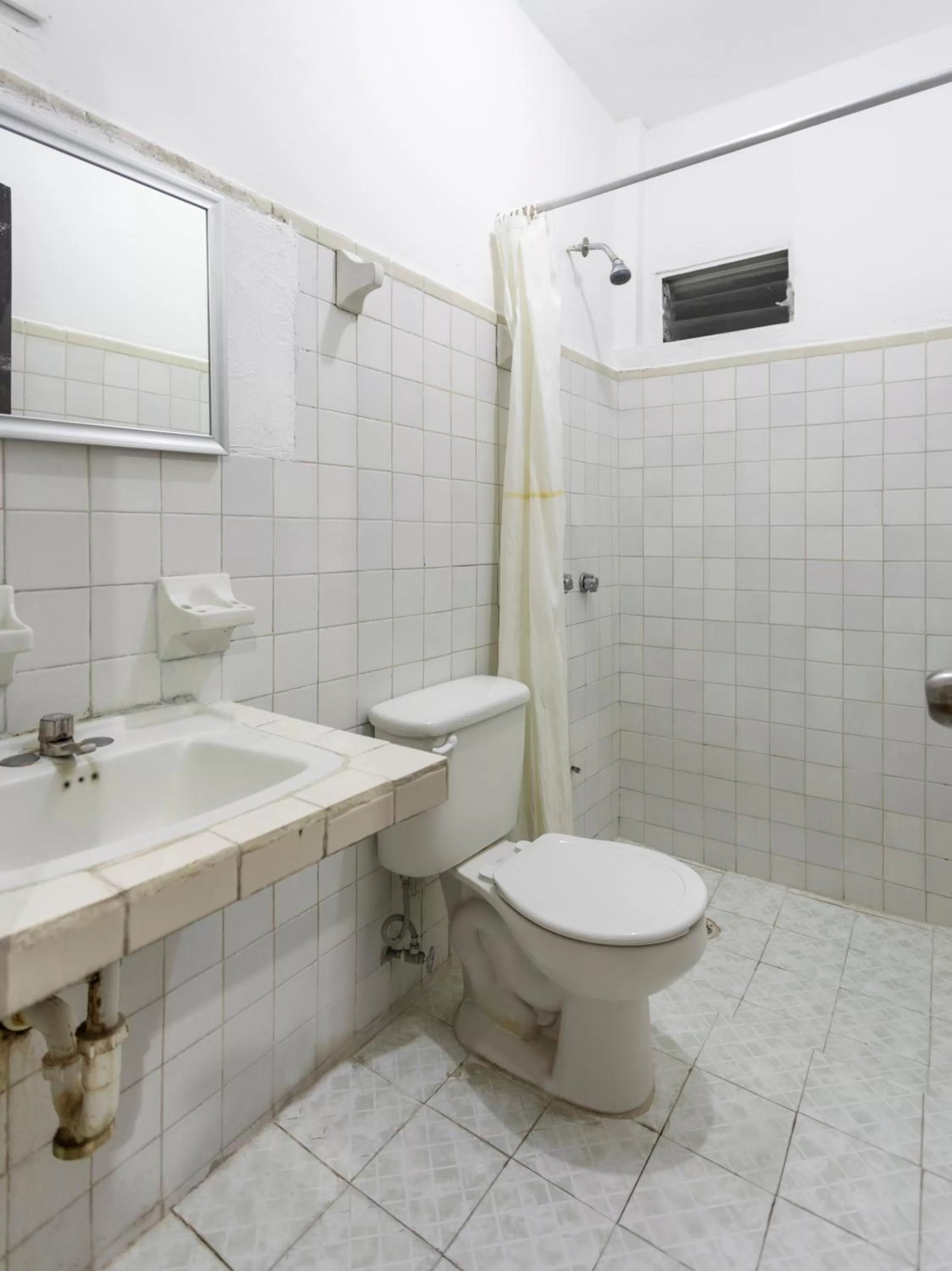 Bathroom in OYO Hotel Cristal,Museum of Mayan culture,Chetumal