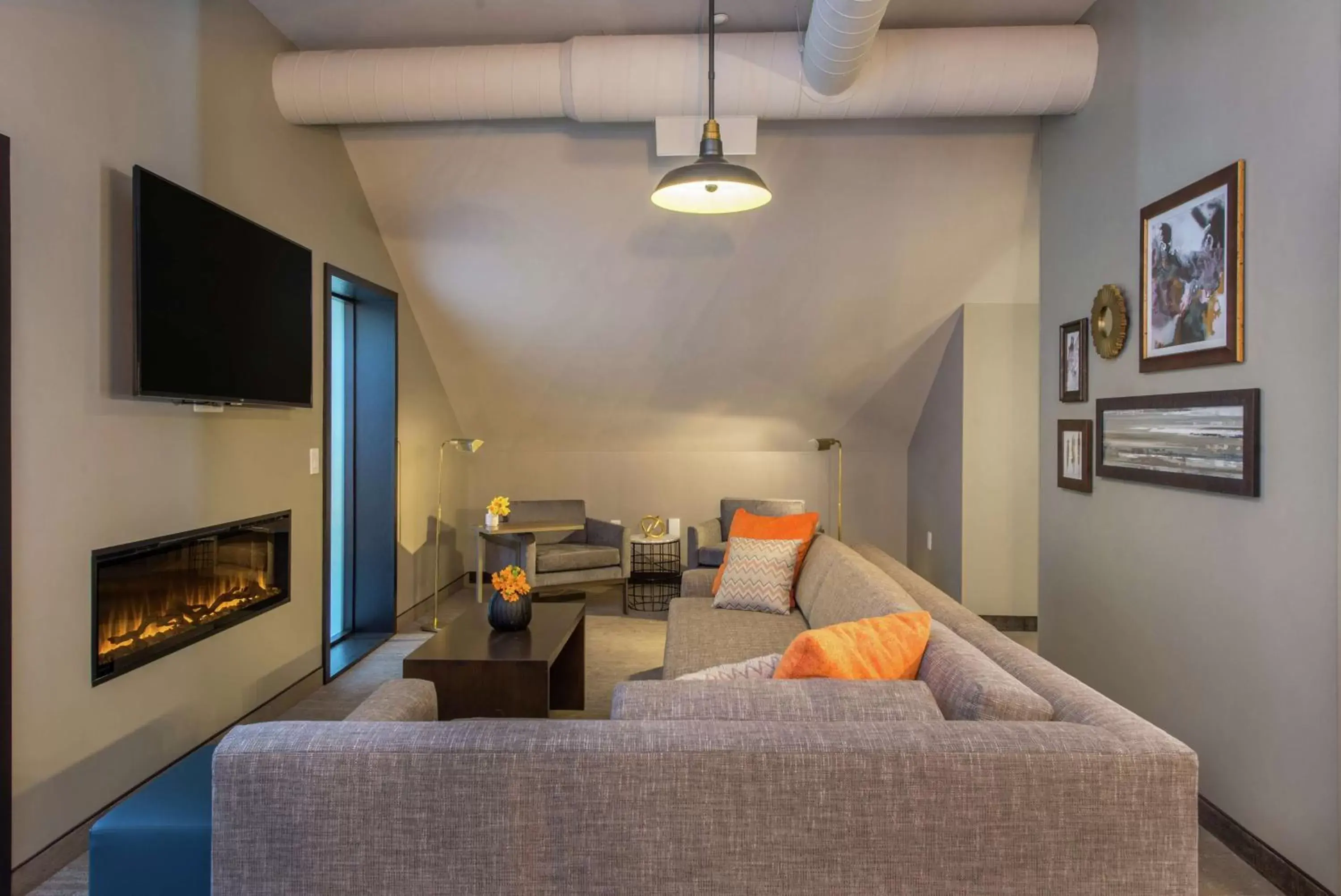 Bedroom, Seating Area in Hotel Saranac, Curio Collection By Hilton