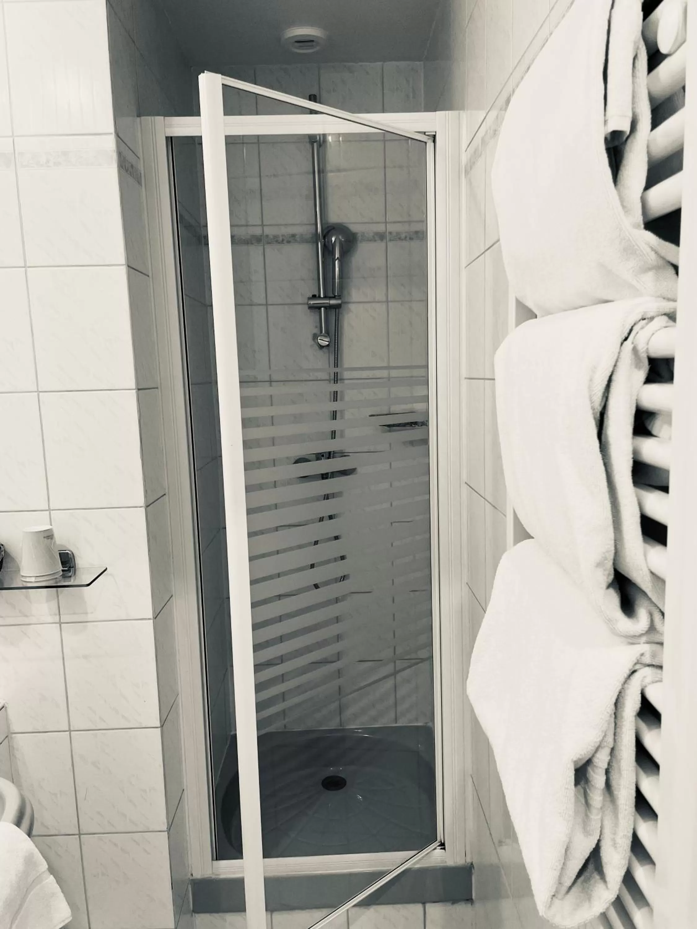 Bathroom in Hôtel Porte Mars - Reims Gare Centre Arena