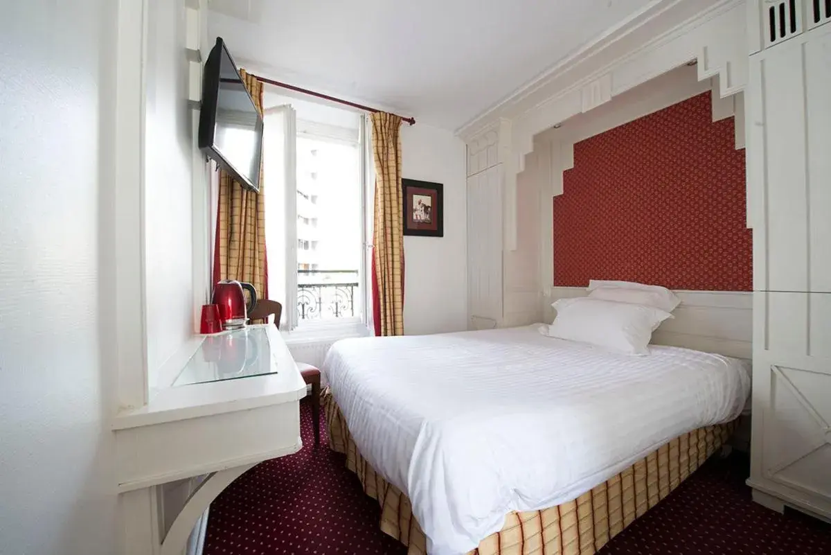 Photo of the whole room, Bed in Hôtel France Eiffel