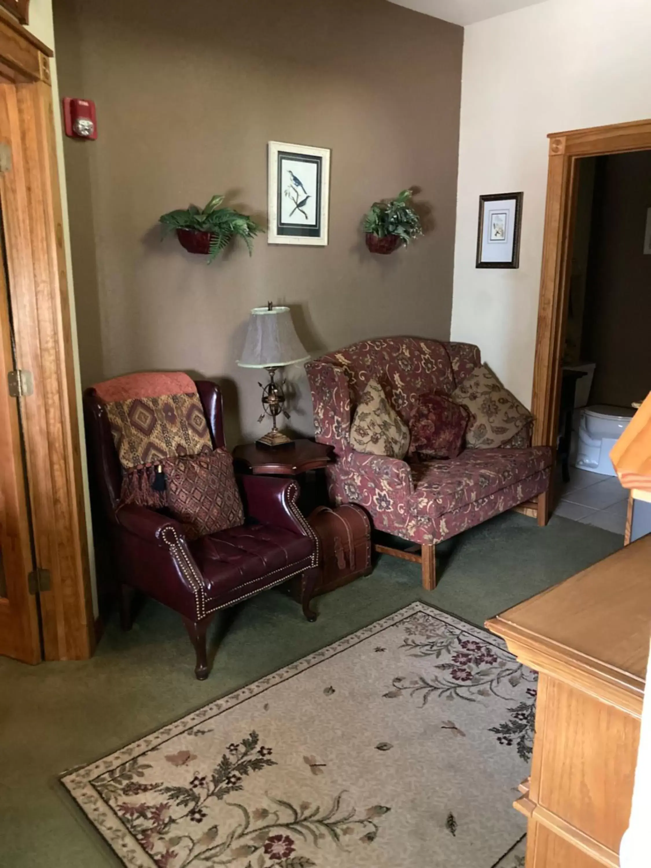 Living room, Seating Area in All Seasons Inn