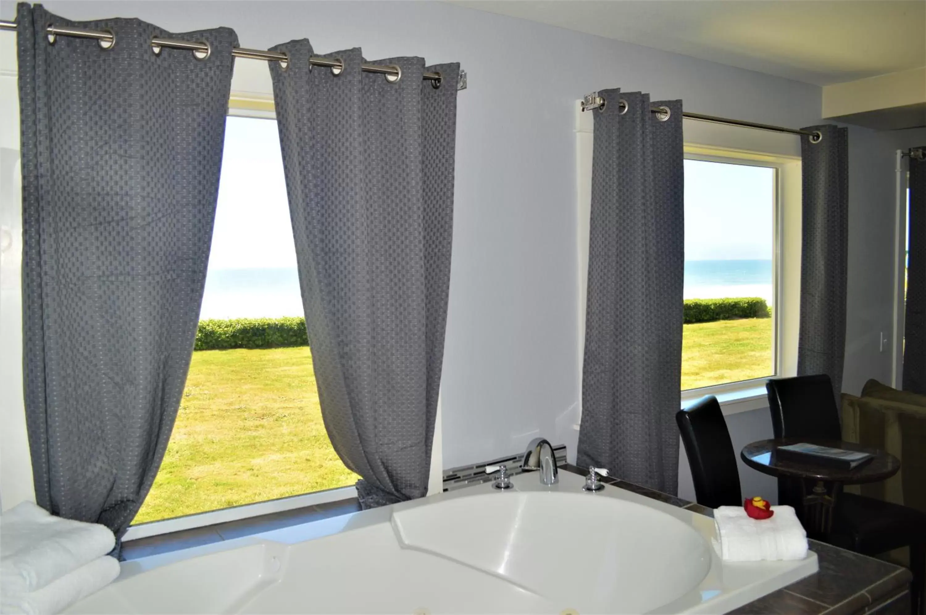 Seating area, Bathroom in Starfish Manor Oceanfront Hotel