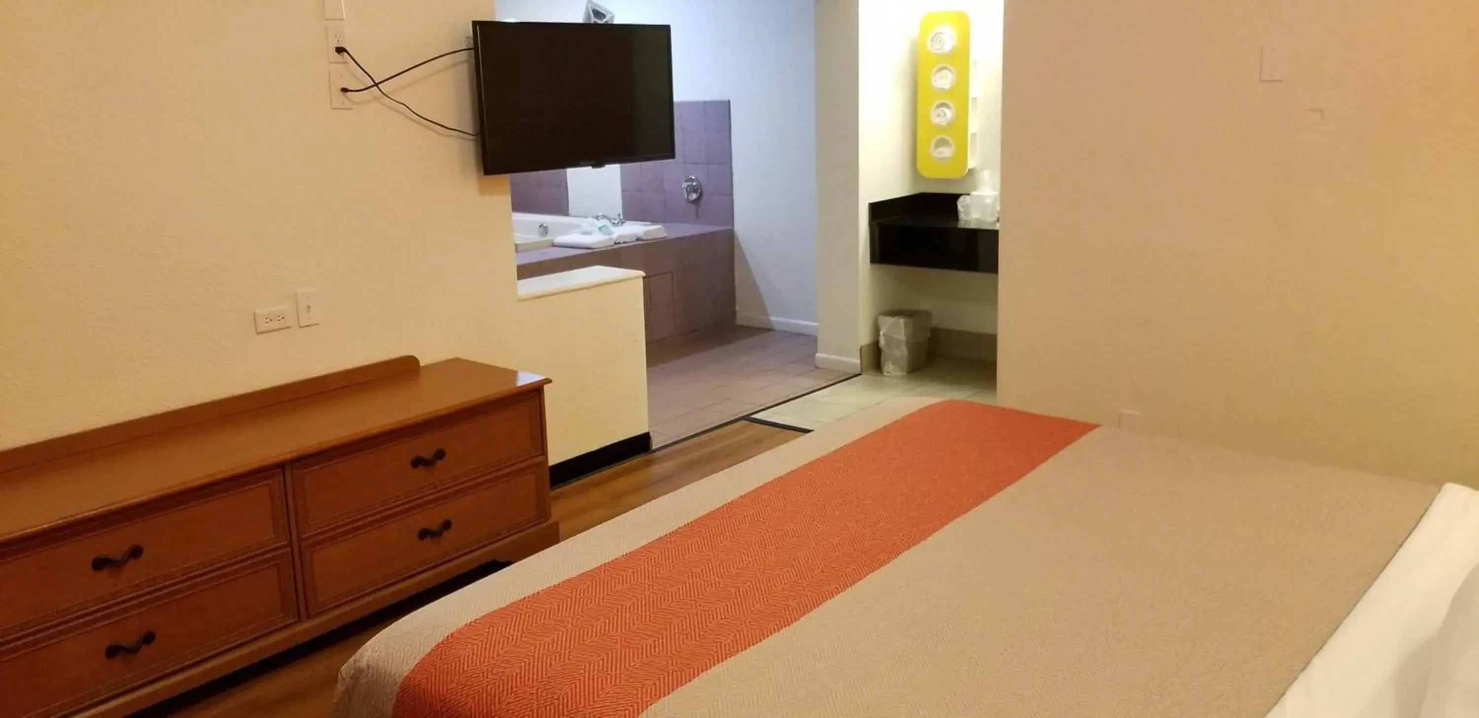 Bed in FairBridge Inn Express North Lima Bed in FairBridge Inn Express North Lima