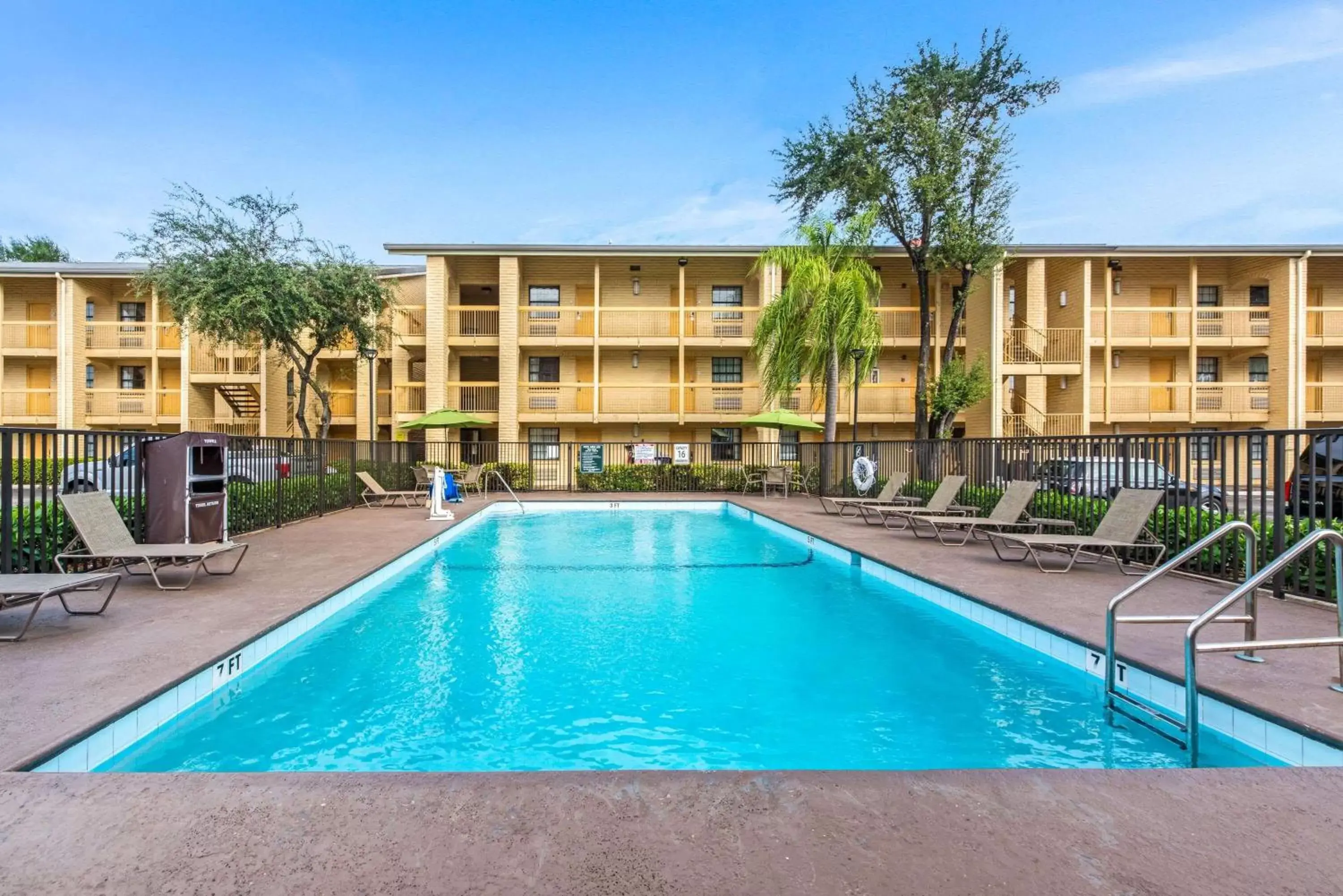 Pool view, Swimming Pool in La Quinta Inn by Wyndham Miami Airport North
