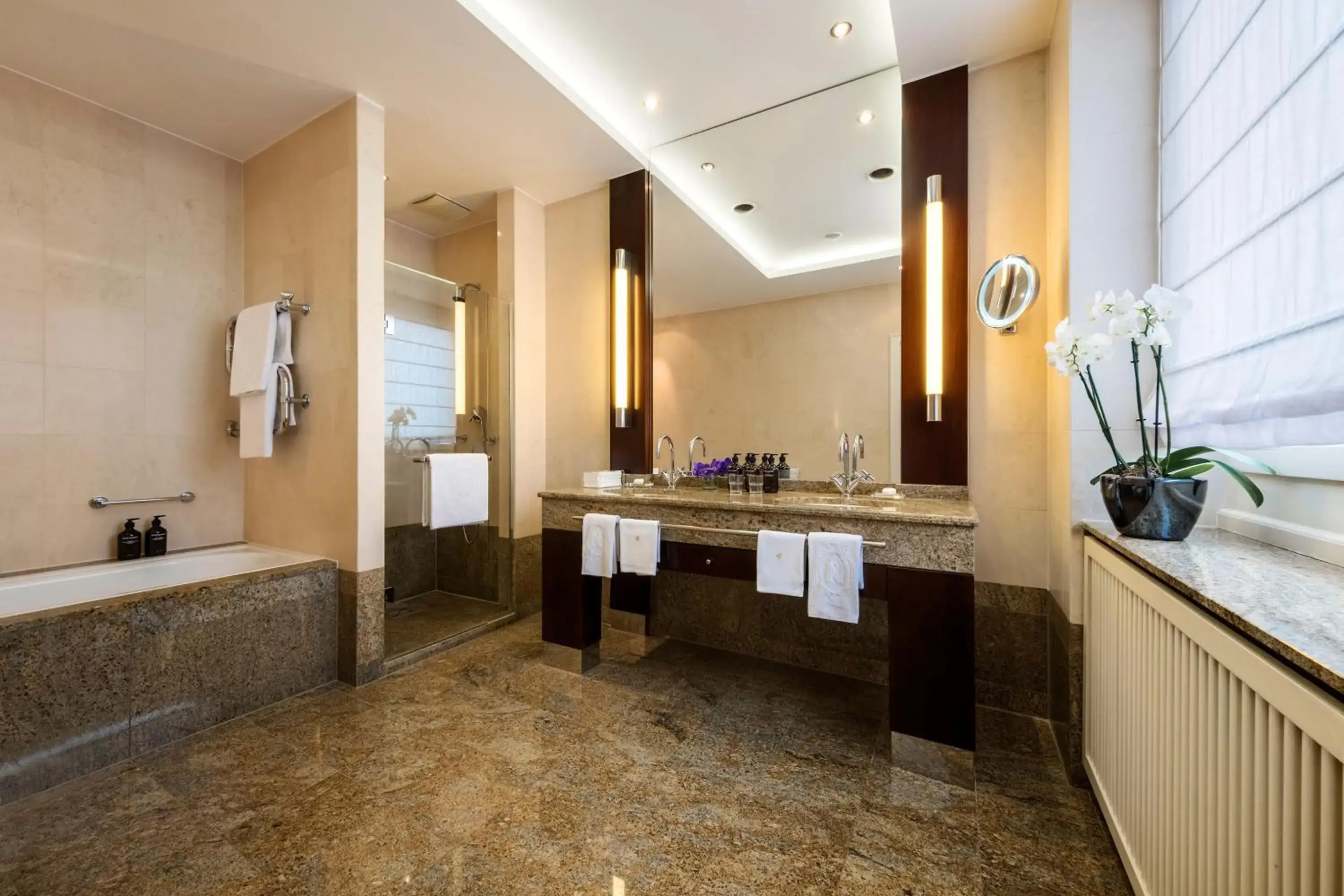Bathroom in Hotel Nassauer Hof