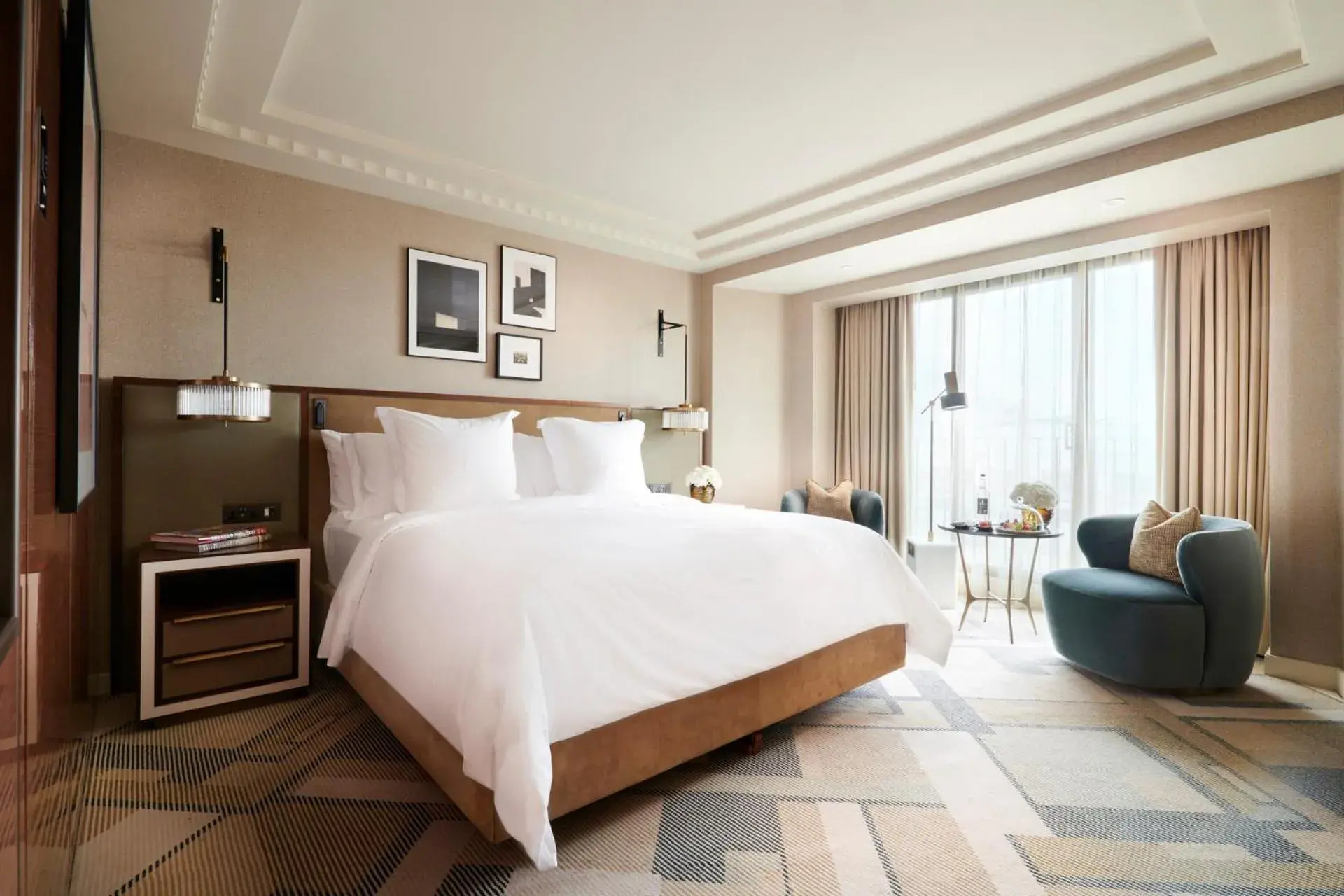 Bedroom, Bed in Four Seasons Hotel London At Park Lane