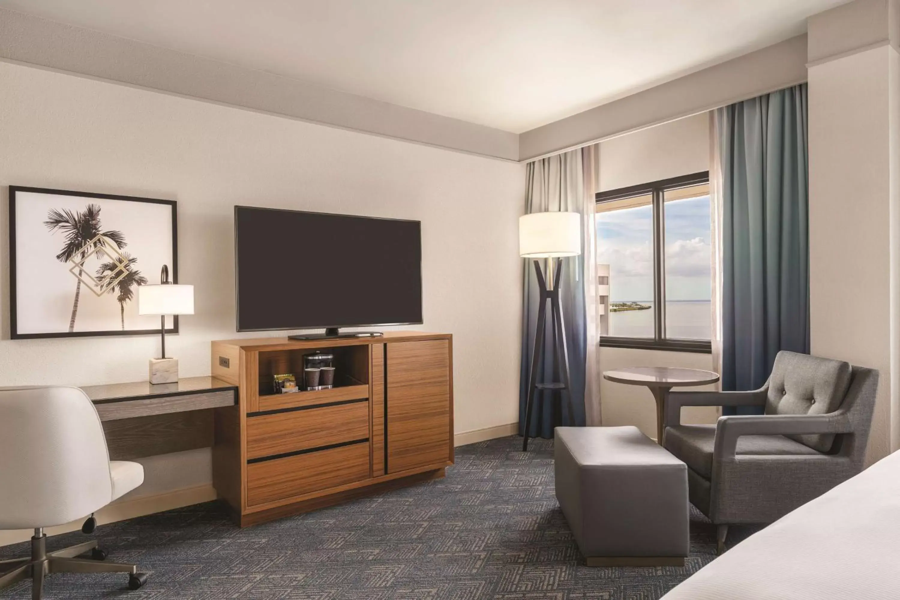 Bedroom, Seating Area in DoubleTree by Hilton Tampa Rocky Point Waterfront