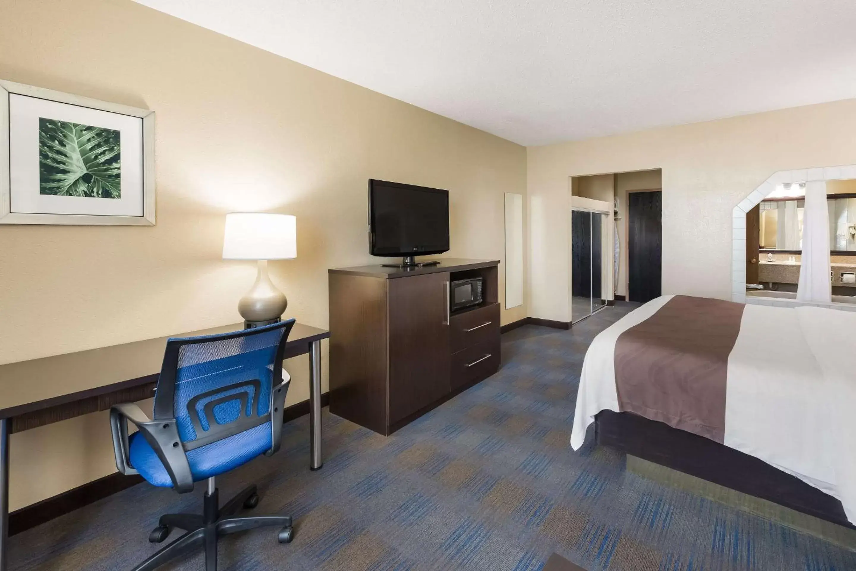 Bedroom, TV/Entertainment Center in Quality Inn