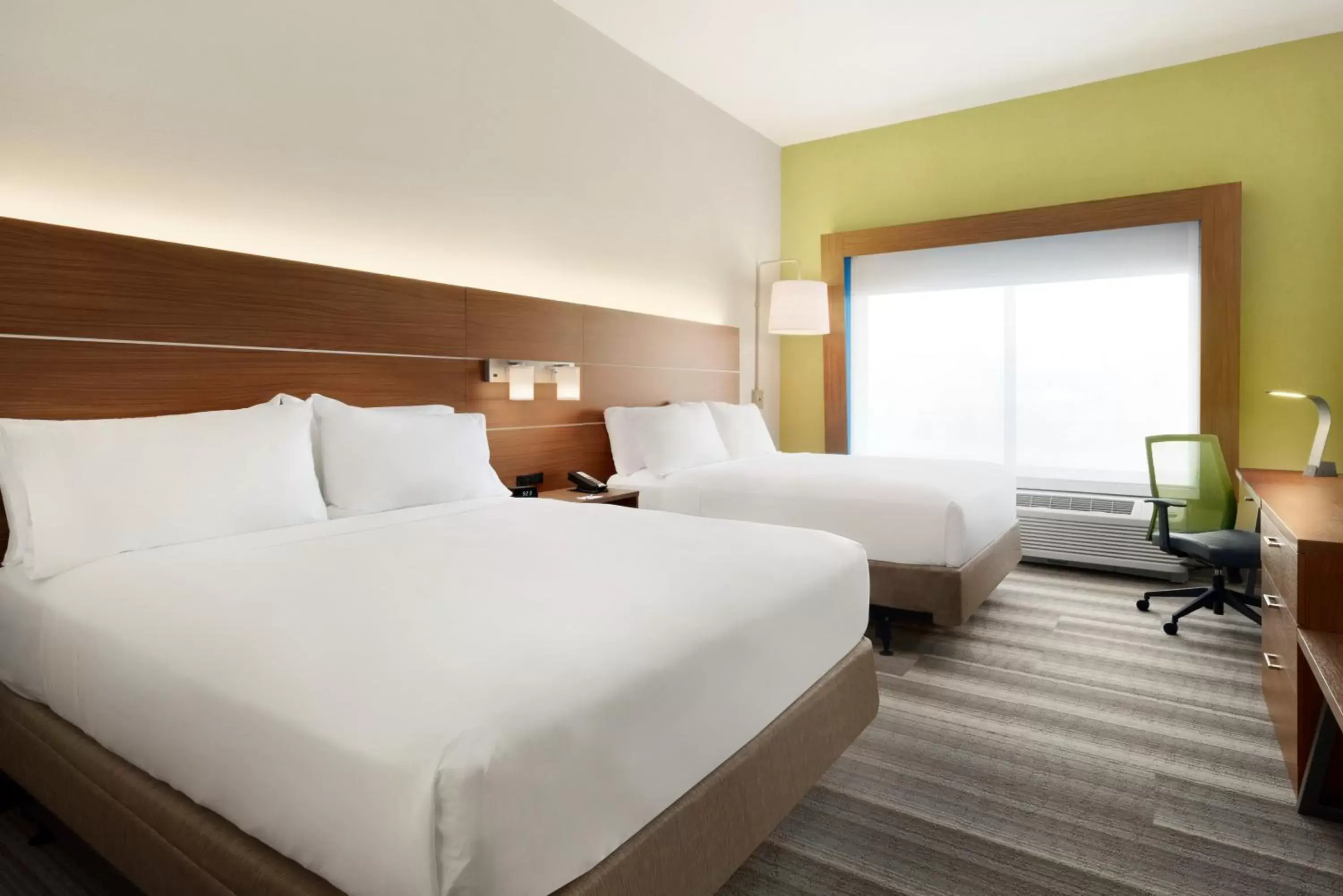 Seating area, Bed in Holiday Inn Express & Suites - Cincinnati South - Wilder, an IHG Hotel