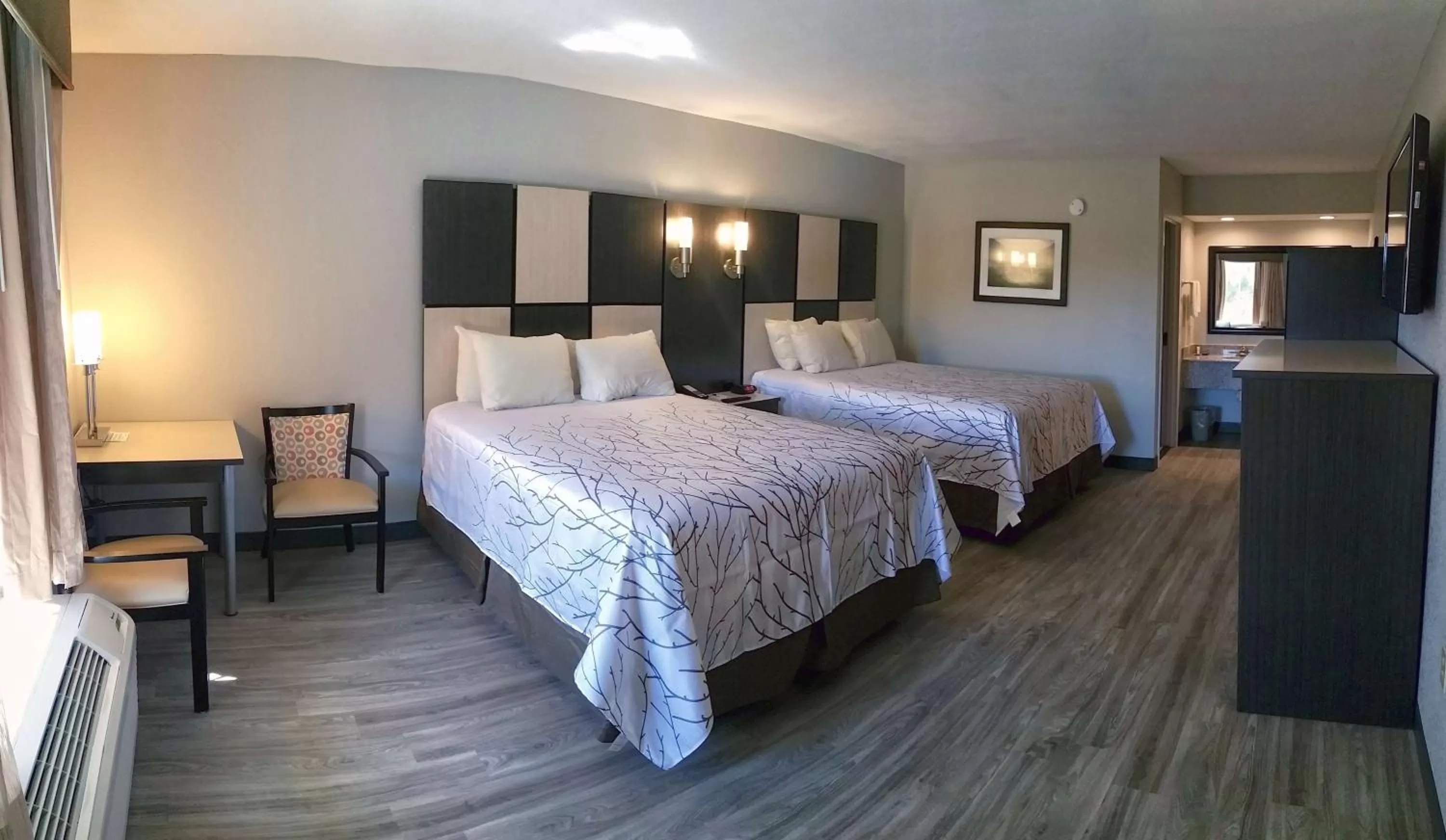 Photo of the whole room, Bed in Best Western Cades Cove Inn