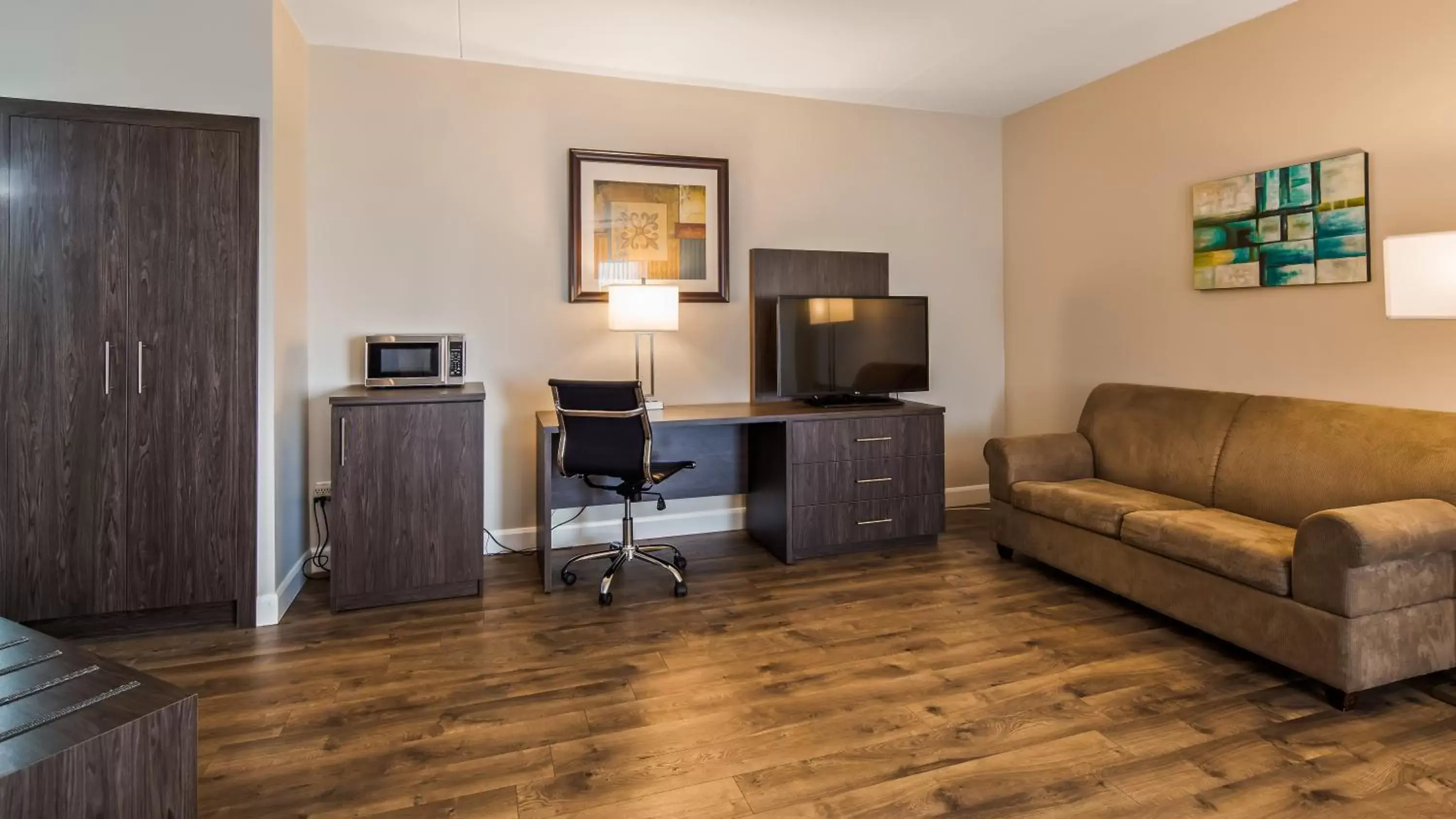 Photo of the whole room, TV/Entertainment Center in Best Western Laval-Montreal & Conference Centre