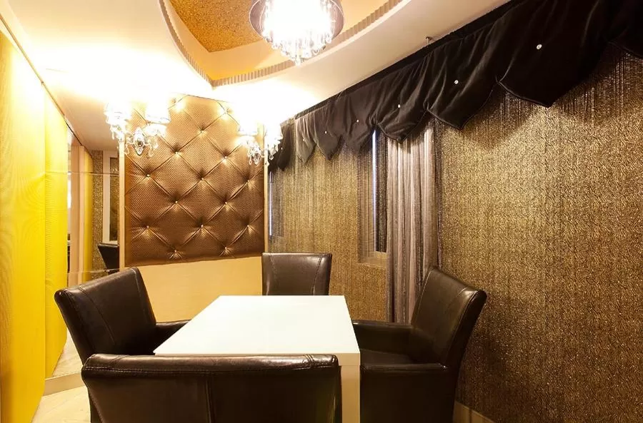 Photo of the whole room, Seating Area in Discovery Motel - Yanping