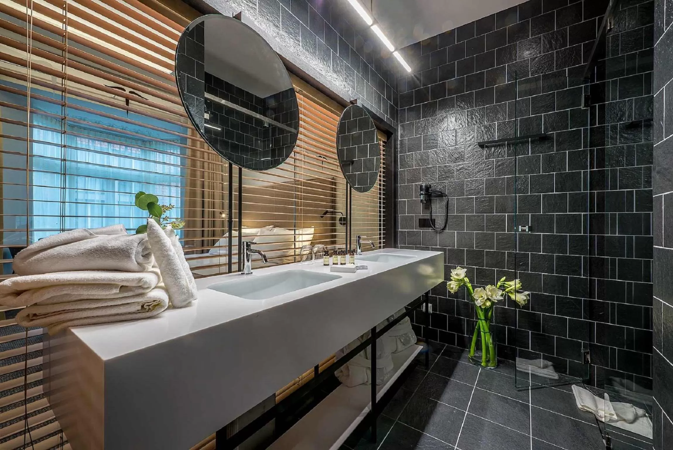 Bathroom, Bed in Artagonist Art Hotel