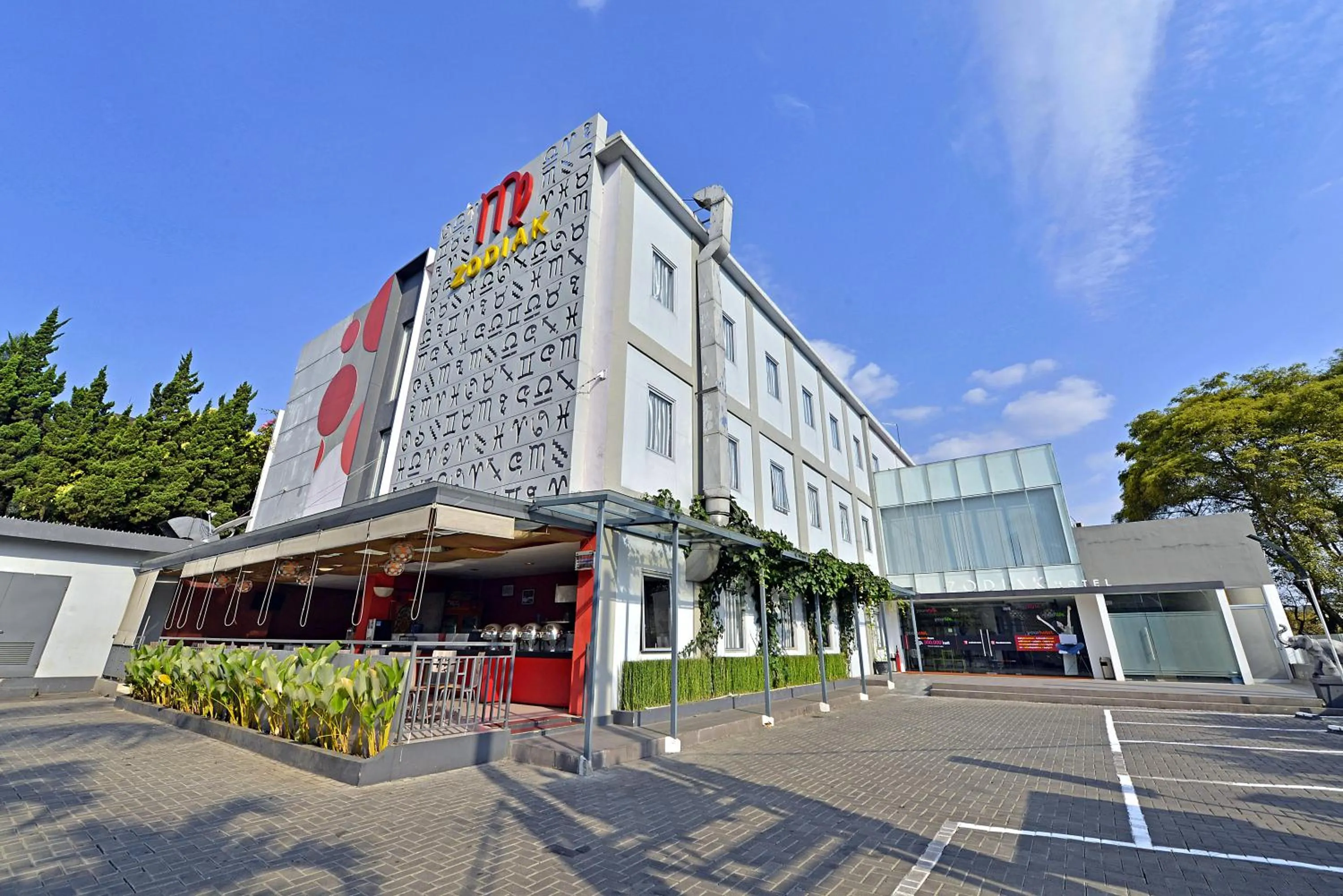 Facade/entrance in Zodiak Sutami by KAGUM Hotels
