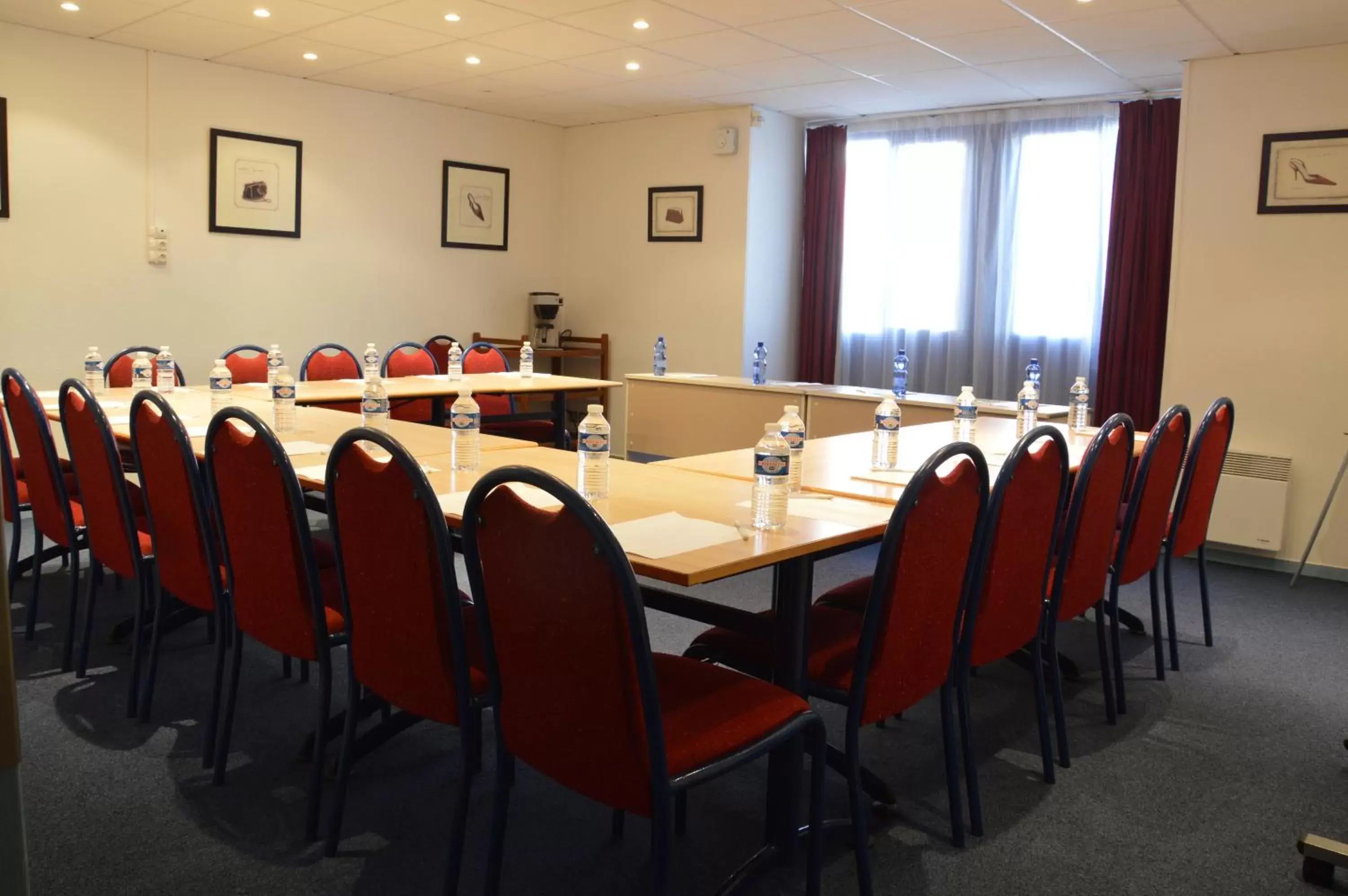 Meeting/conference room in The Originals City Hôtel, Aéroport Beauvais (ex: Inter-Hotel)