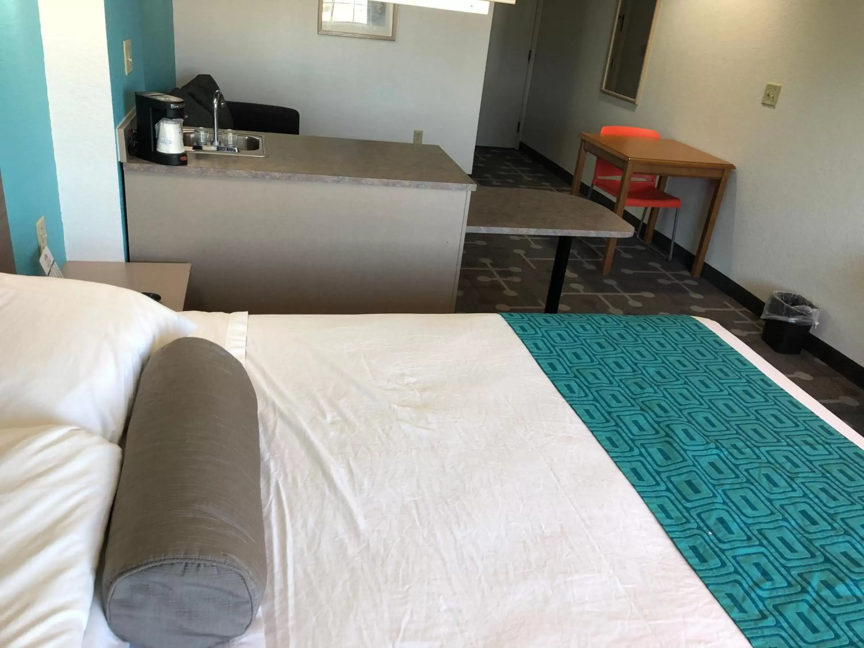 Bed in Howard Johnson by Wyndham Elk Grove Village - Chicago O'Hare