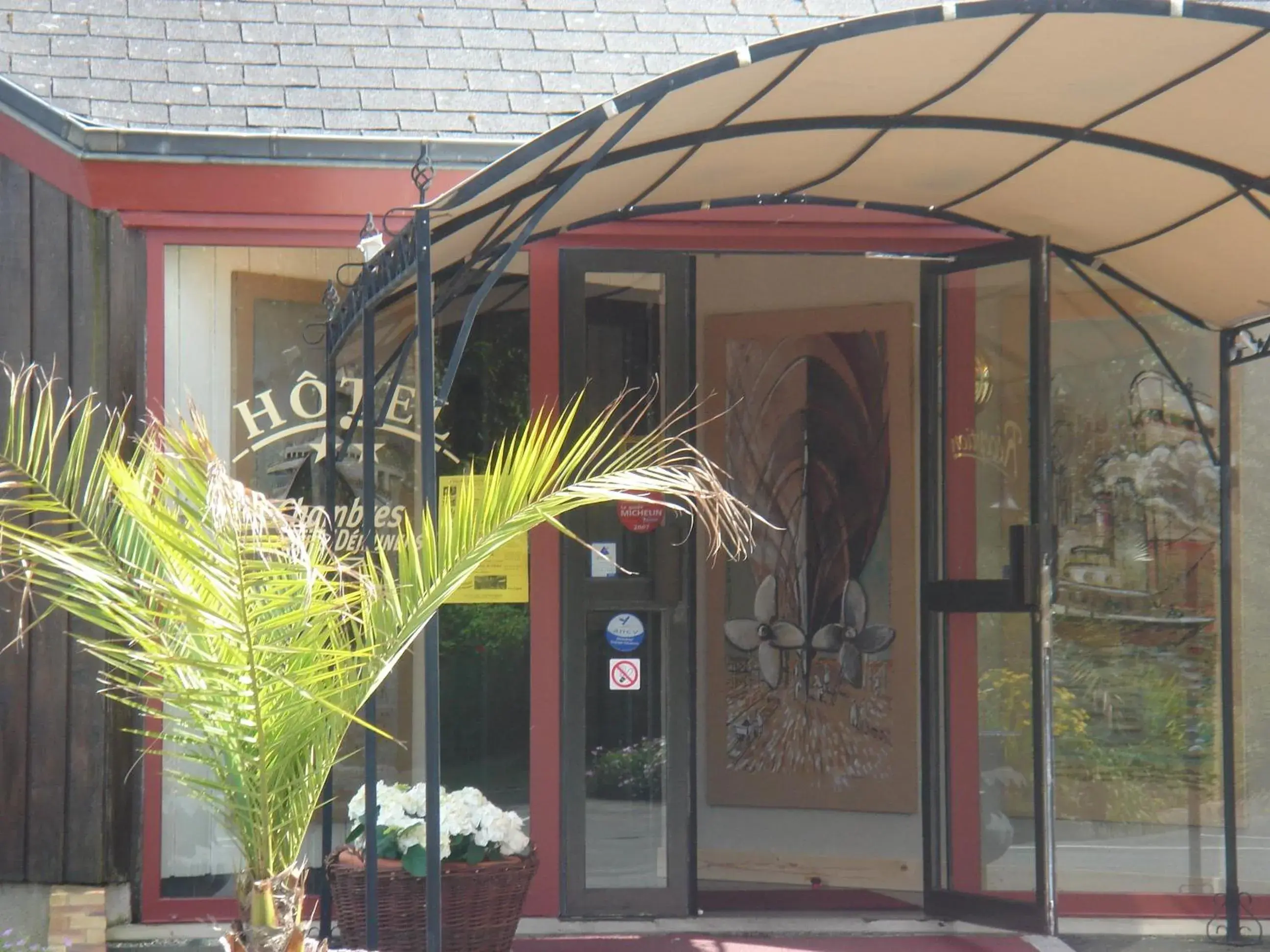 Facade/entrance in Hotel Nuit Et Jour - La Maison de Lucile