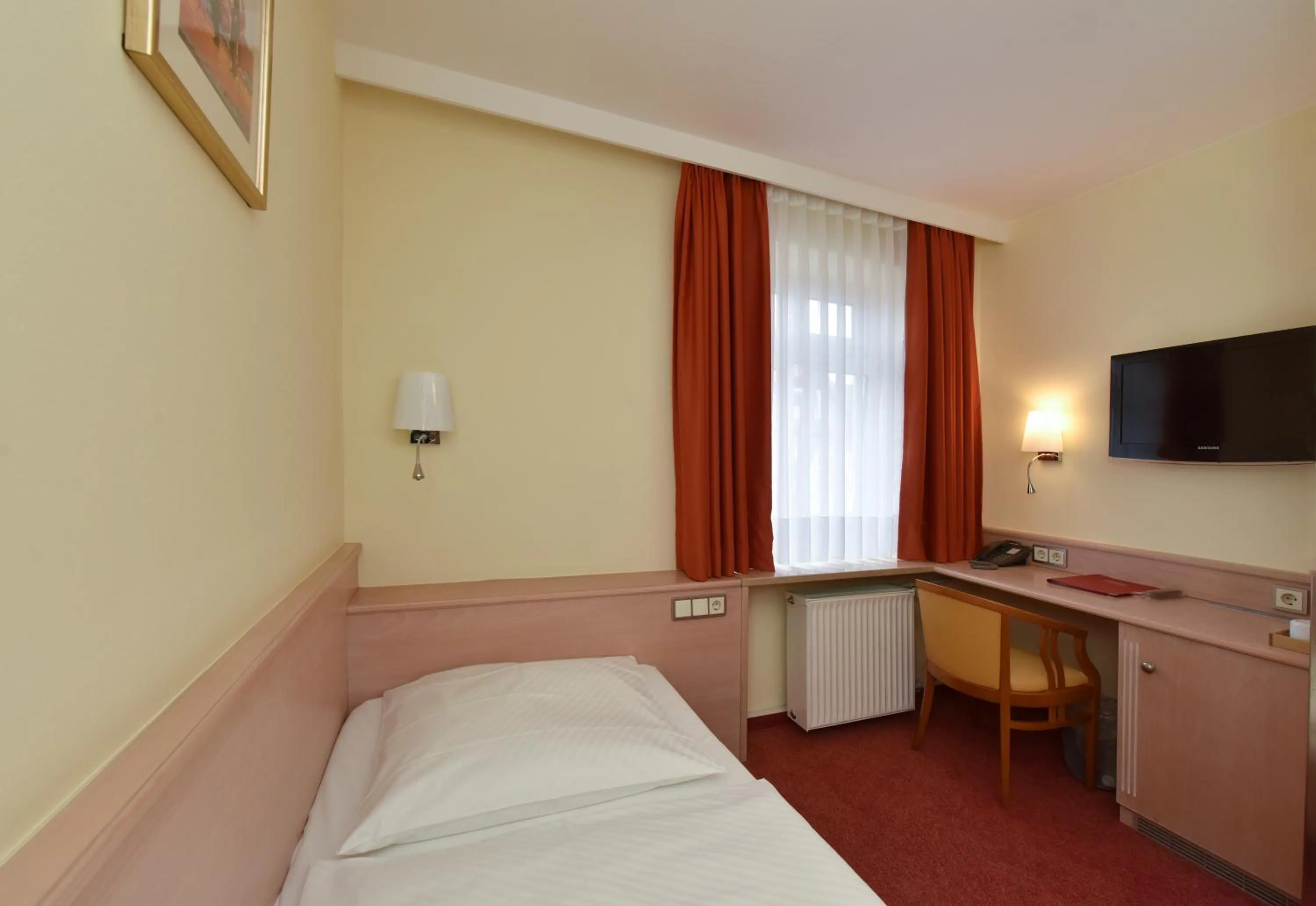 Photo of the whole room, Bed in Hotel ADRIA München