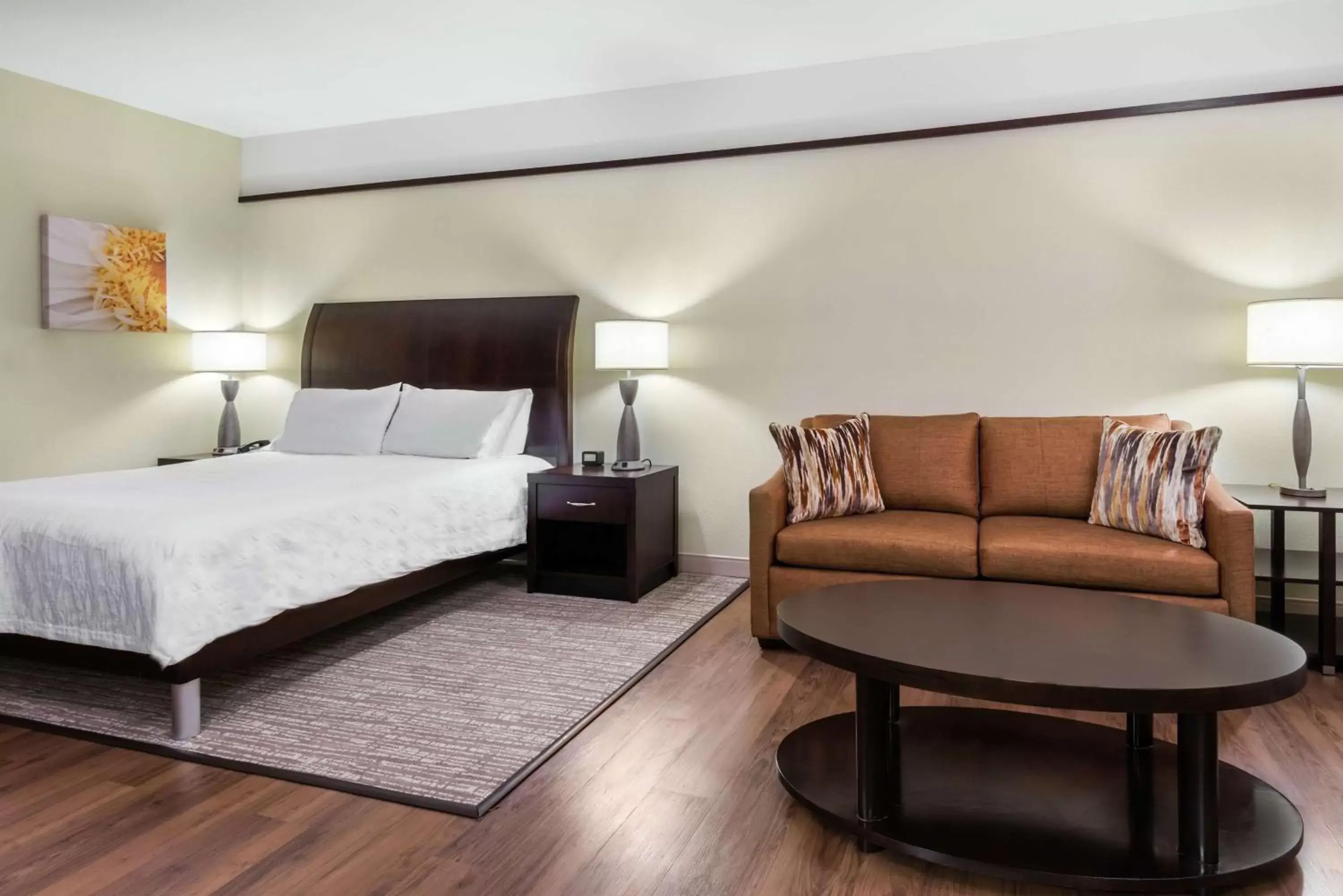 Living room, Bed in Hilton Garden Inn West Palm Beach Airport