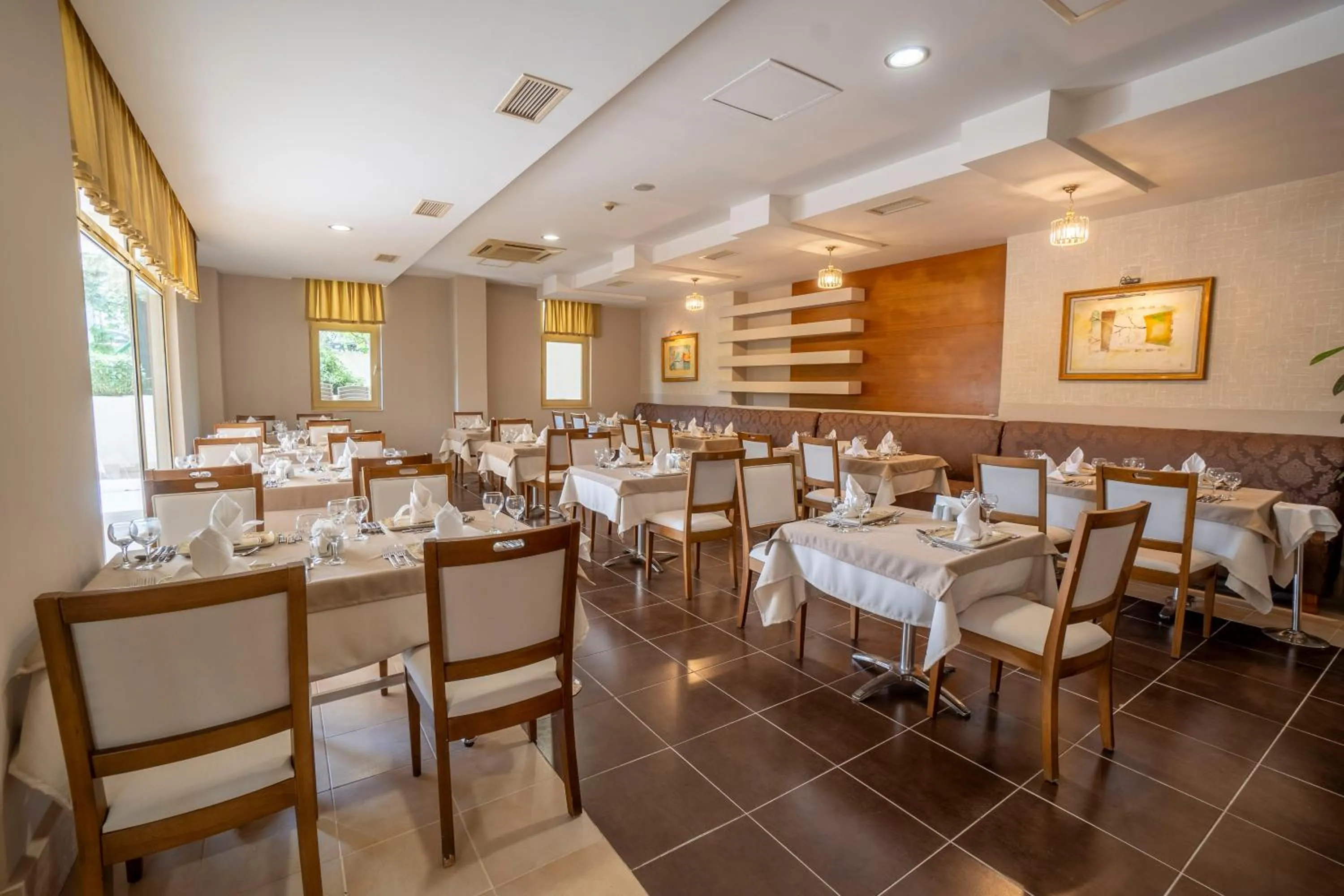 Restaurant/places to eat in Side Breeze Hotel