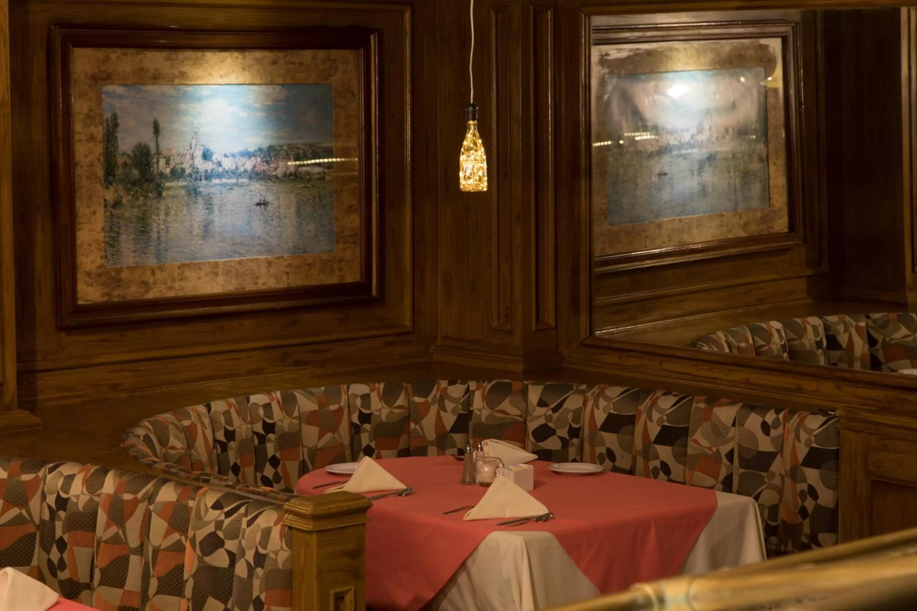 Restaurant/places to eat in Country Plaza