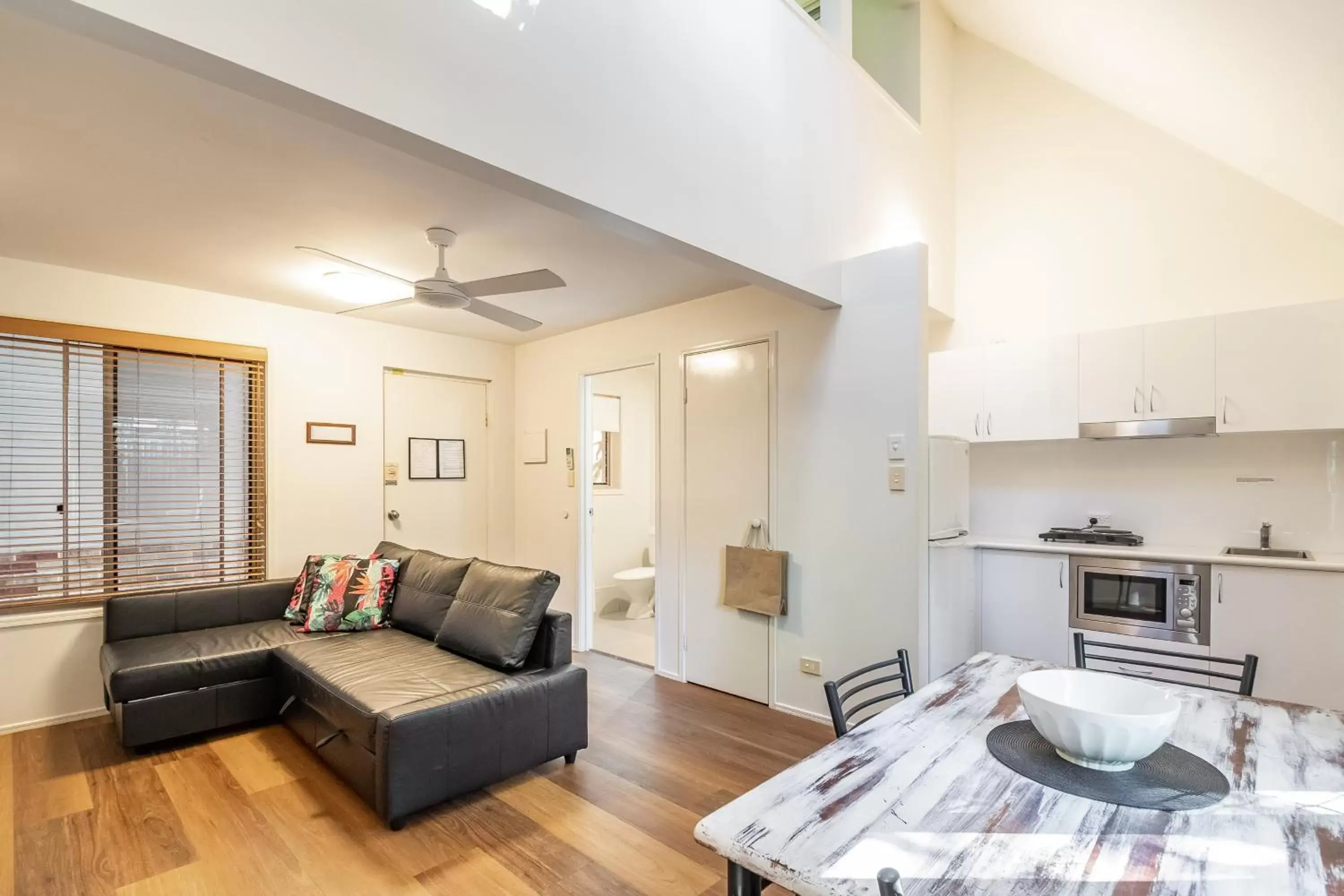 Kitchen or kitchenette, Dining Area in Byron Central Apartments