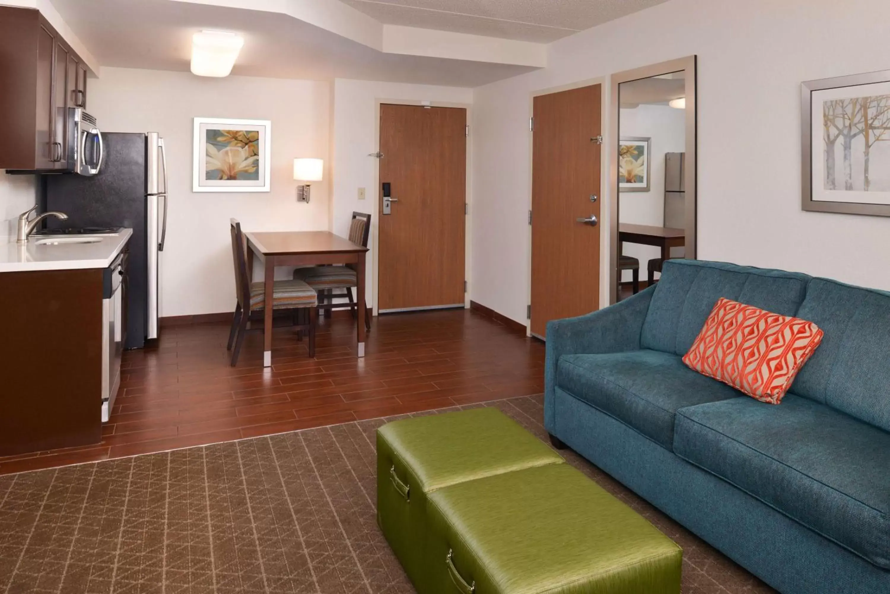 Living room, Seating Area in Hampton Inn & Suites Pueblo-Southgate