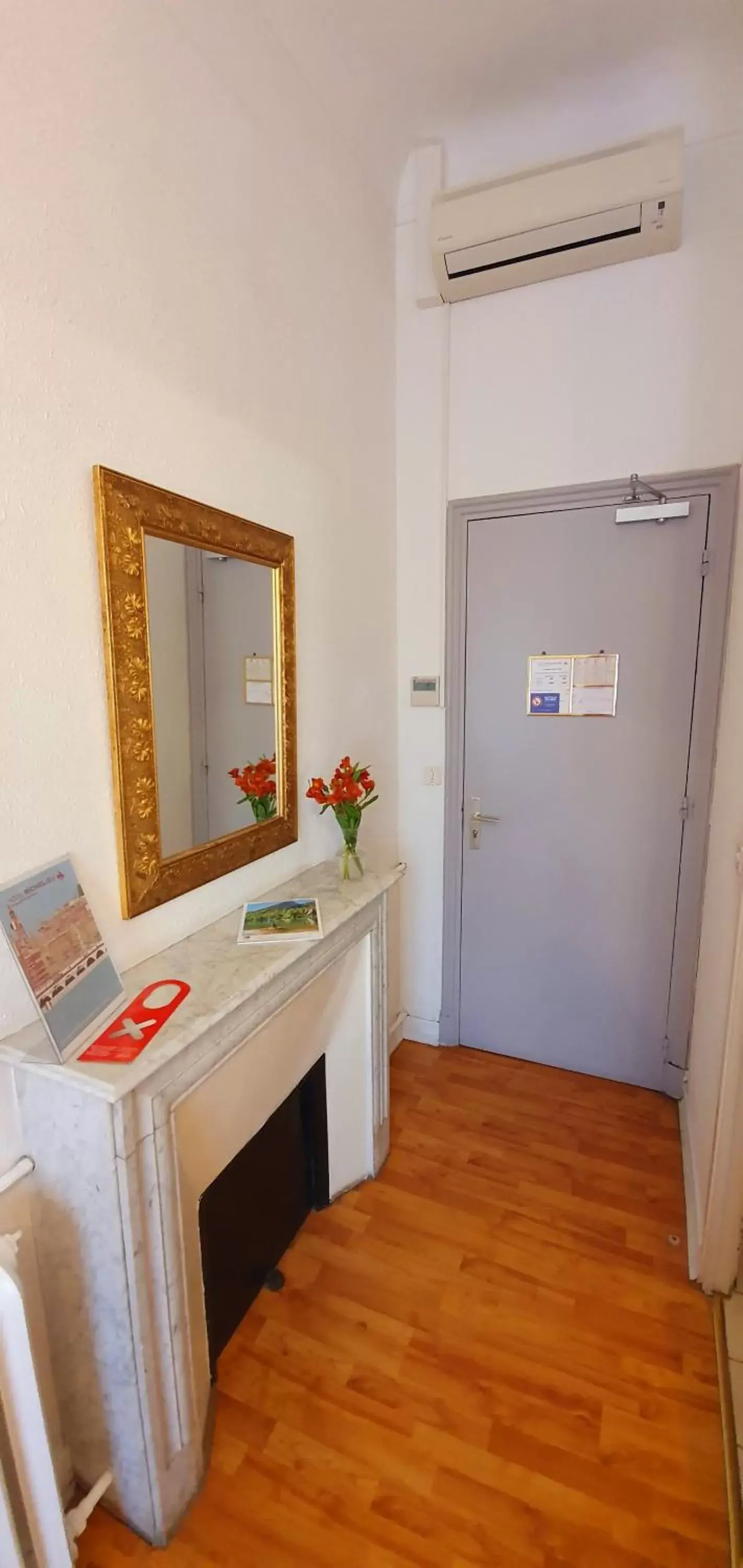 Property building, Bathroom in Hôtel Richelieu