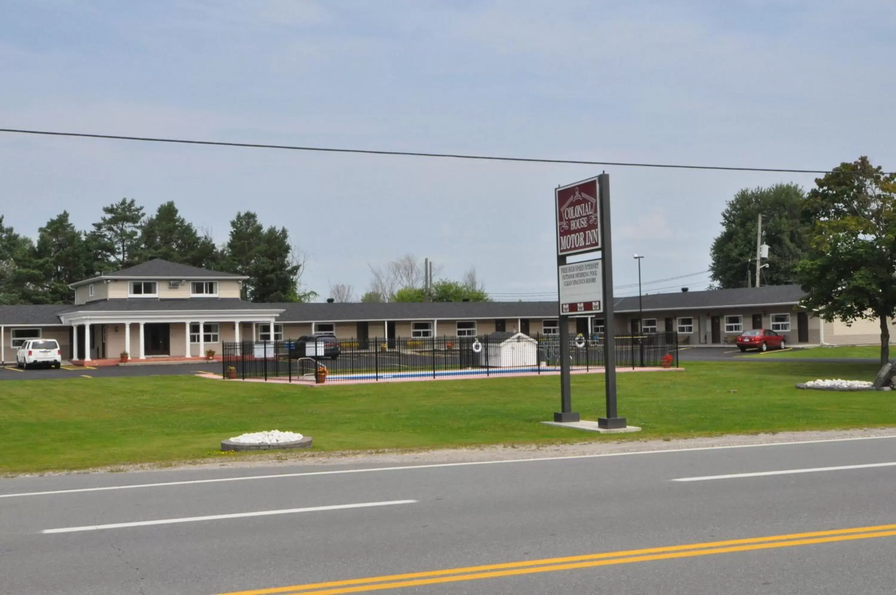 Facade/entrance, Property Building in Colonial House Motor Inn