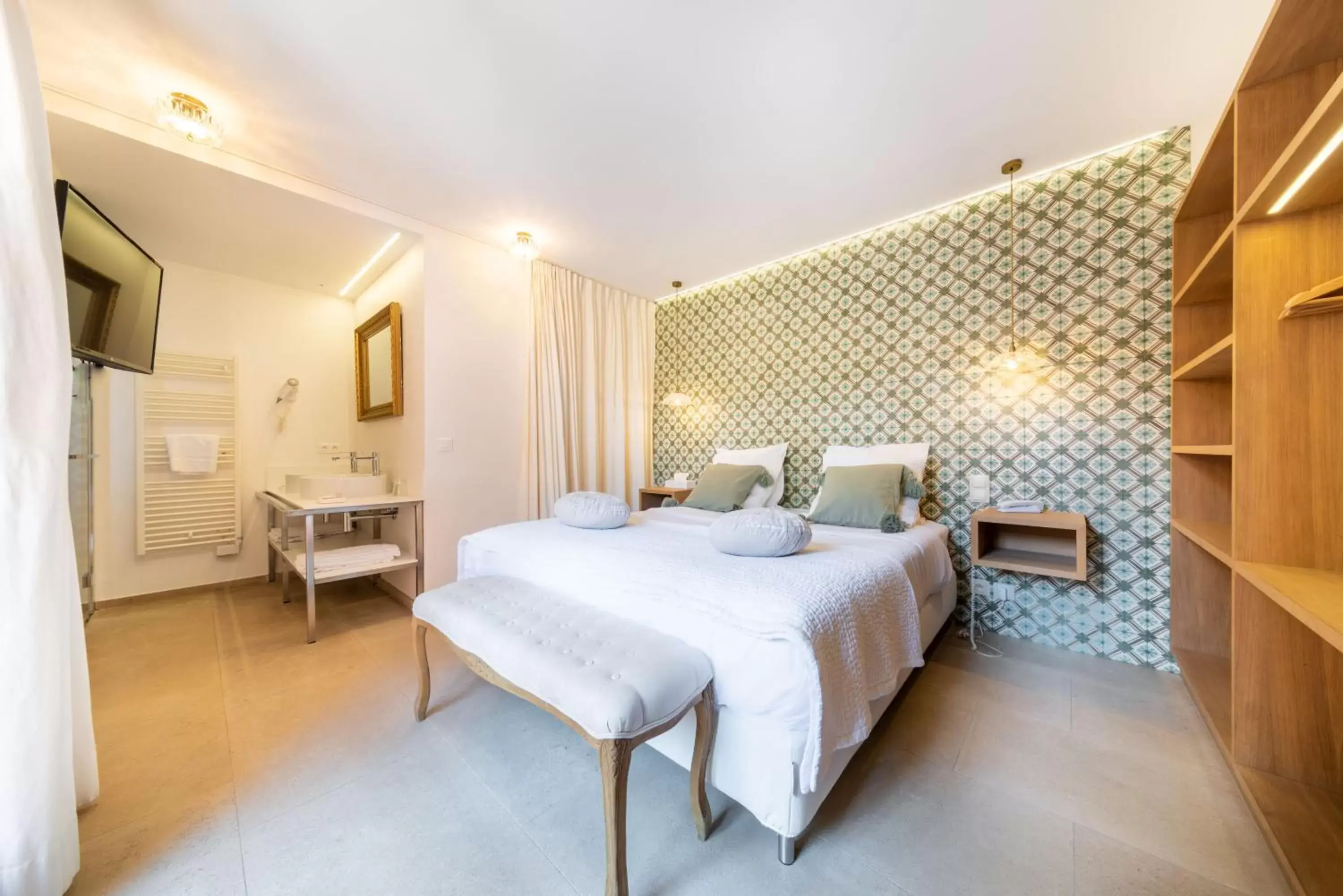 Photo of the whole room, Bed in Les Capucines Saint Tropez