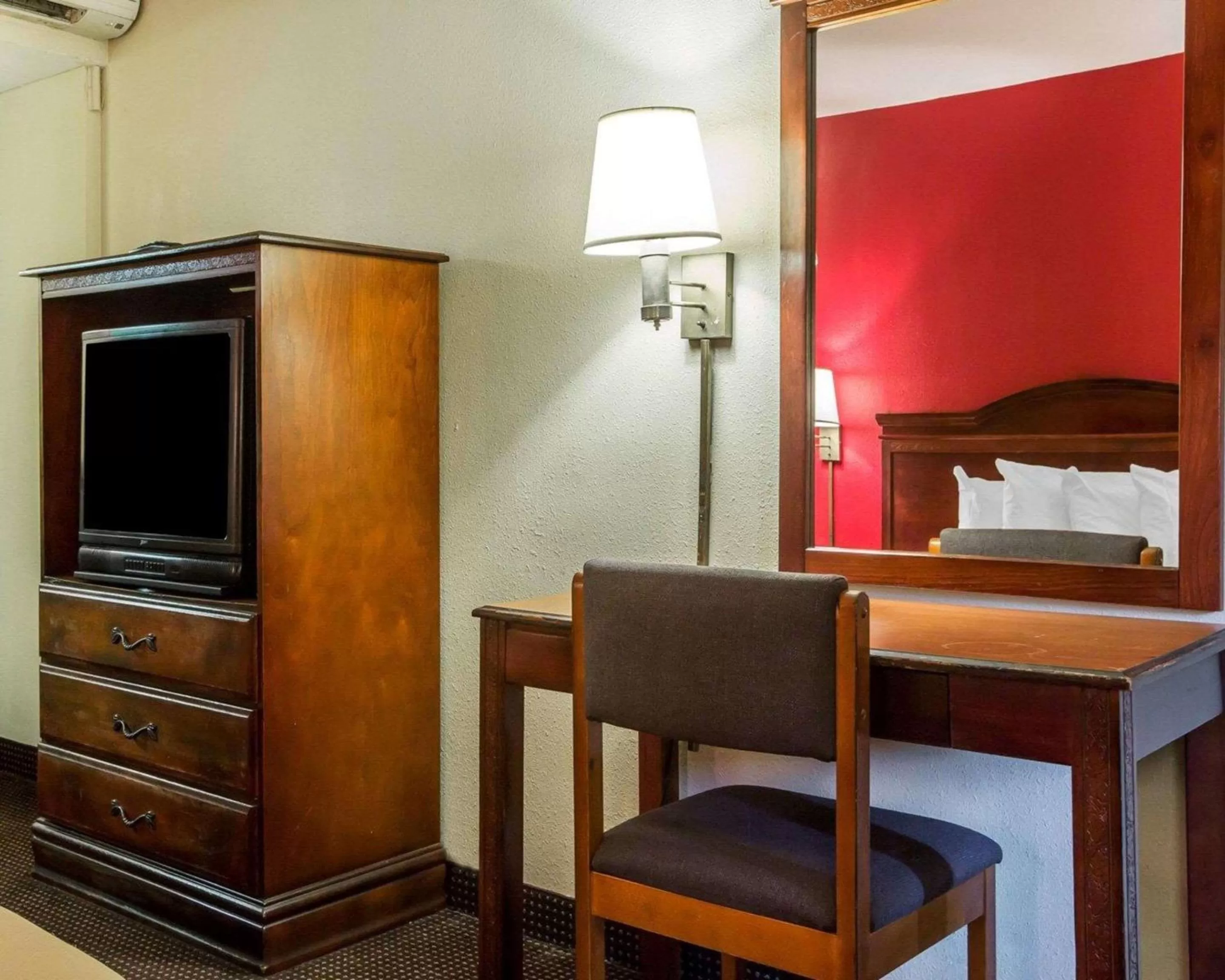 Photo of the whole room in Econo Lodge Atlanta College Park