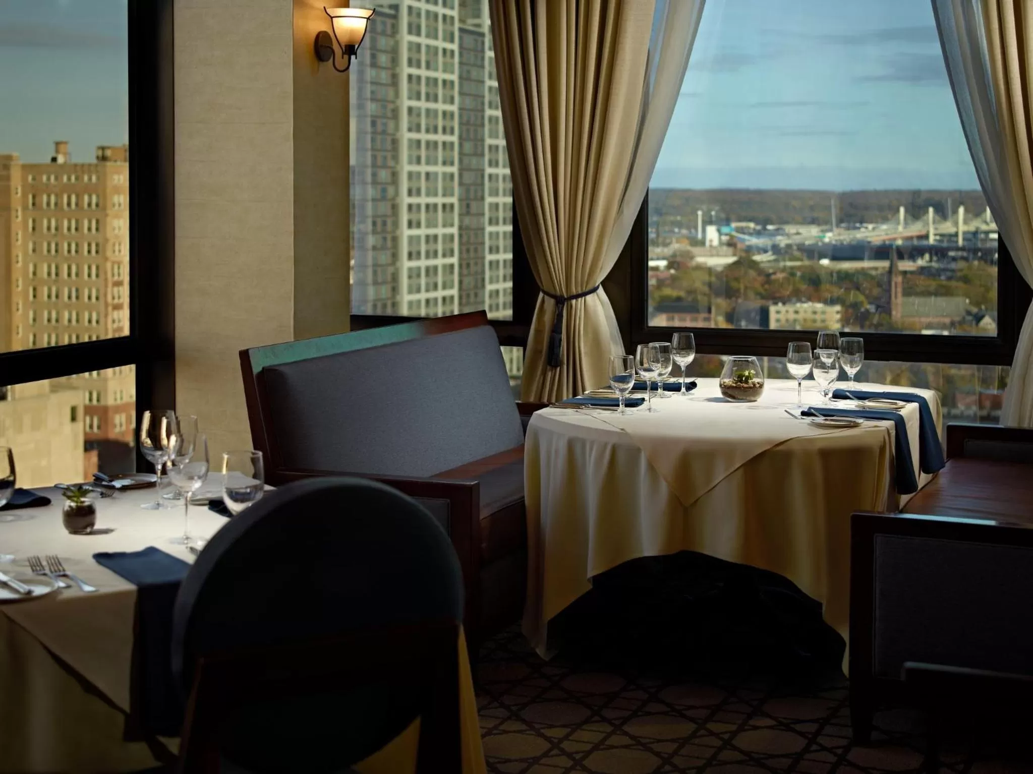 Restaurant/places to eat in Omni New Haven Hotel at Yale