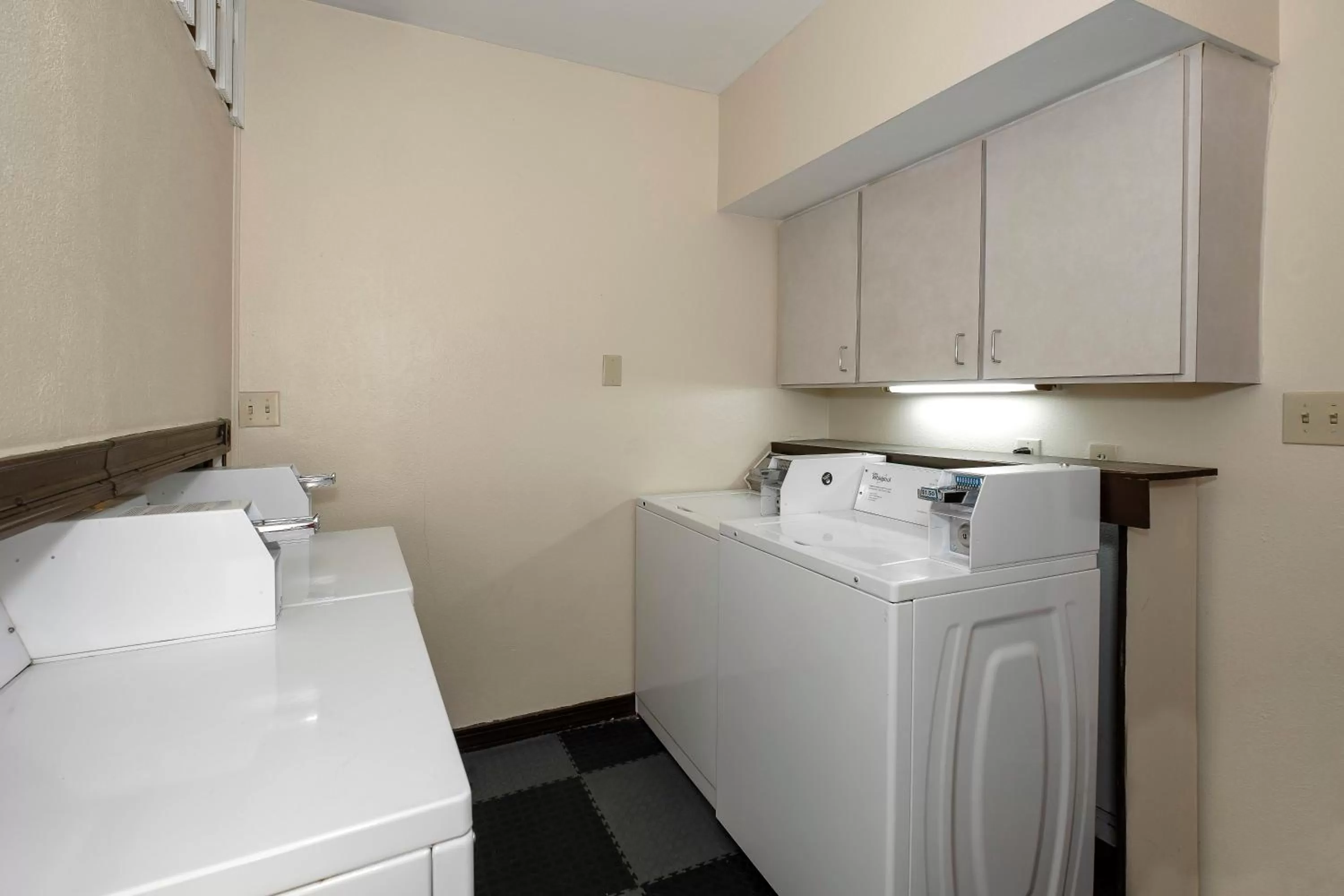 laundry in Red Roof Inn & Suites Jacksonville, NC