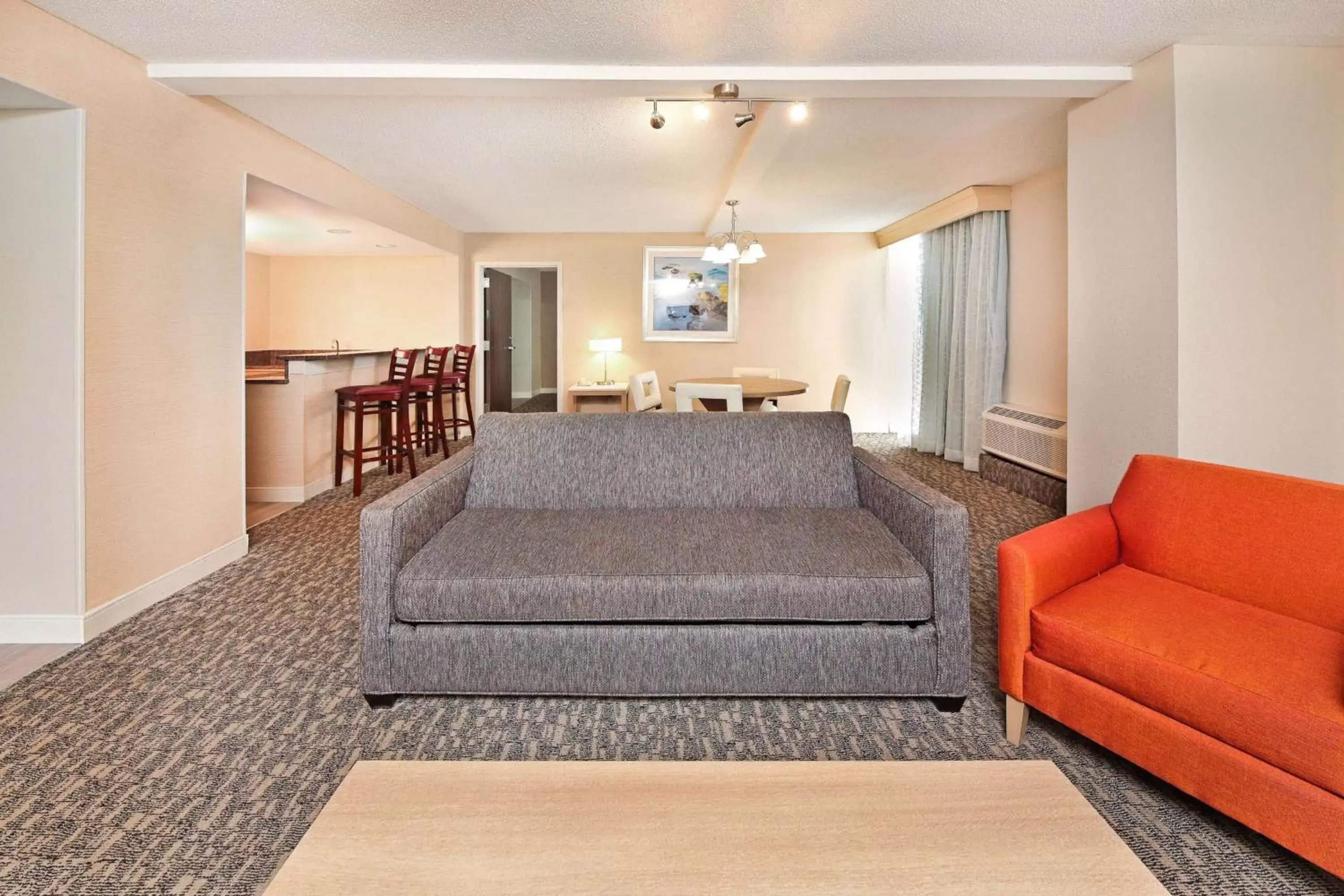 Living room, Seating Area in DoubleTree by Hilton Virginia Beach