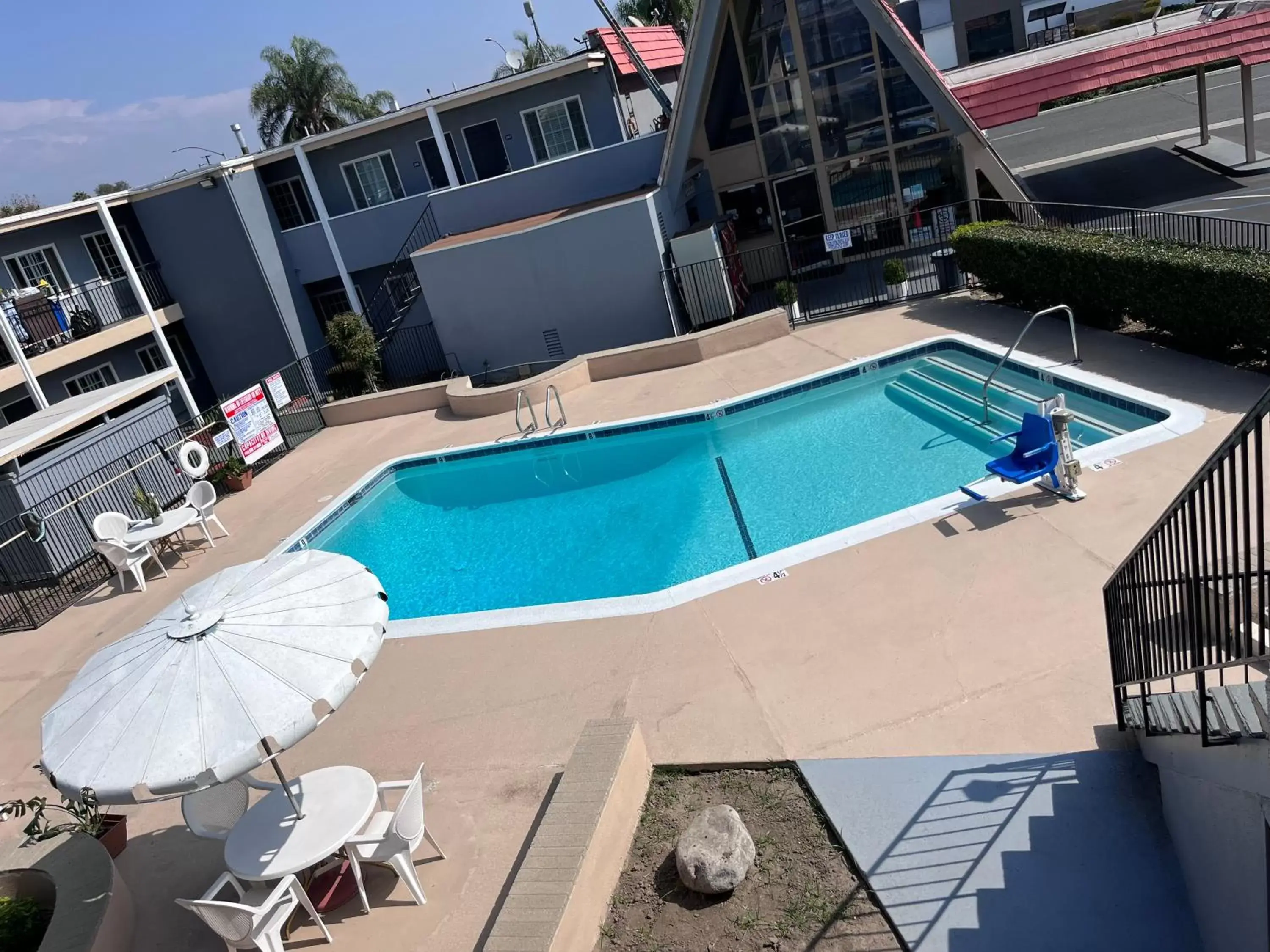 Swimming pool, Pool View in Willow Tree Lodge